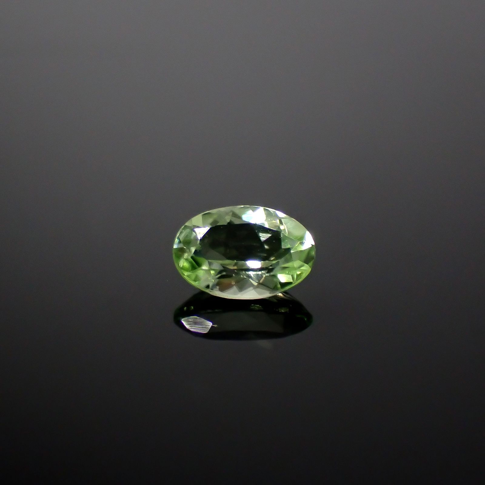 ミントペリドット パキスタン/ノルウェー産 0.48ct [250730636]6.1x4.1mm前後