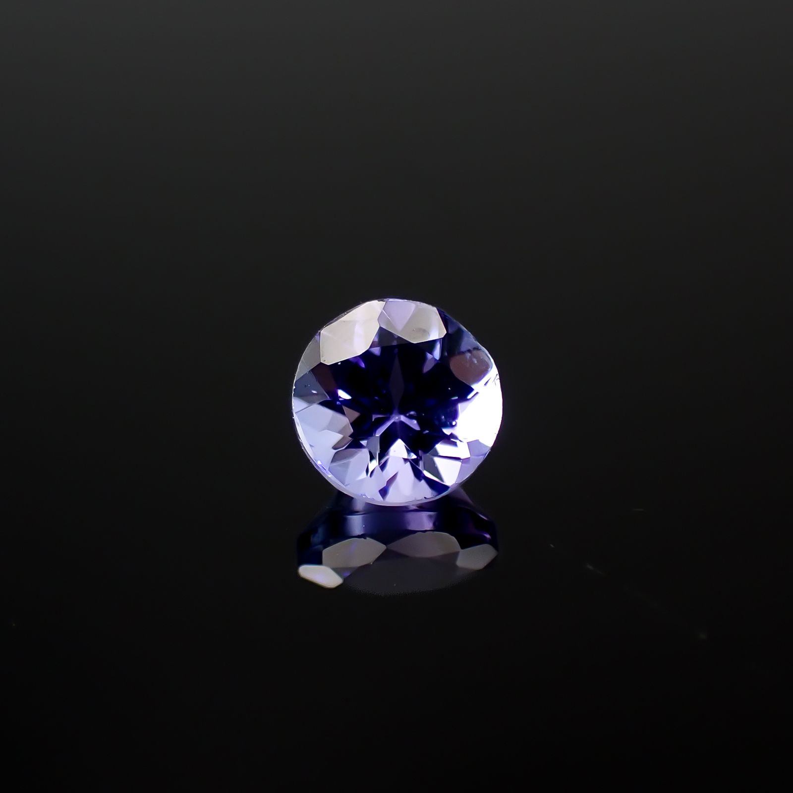 タンザナイト(宝石名タンザナイト)タンザニア産 0.69ct 識別済[240628329]5.2x5.2mm前後