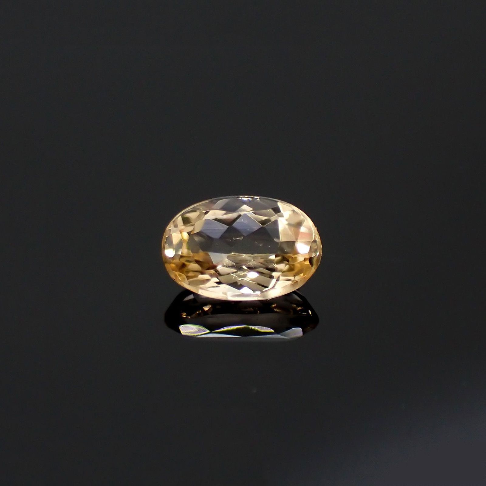 インペリアルトパーズ(宝石名トパーズ)ブラジル産 識別済 0.60ct / 6.1x4.1mm前後 [220114969]