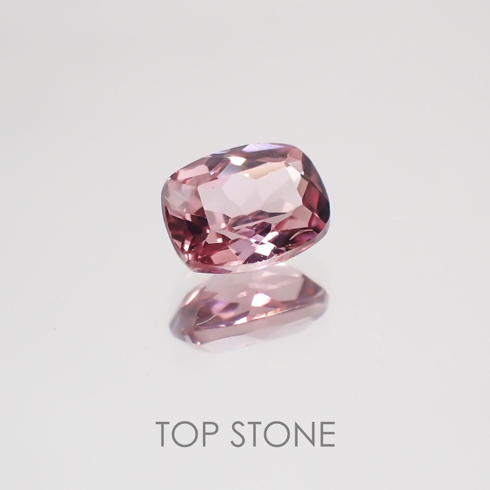 カラーチェンジマラヤガーネット タンザニア産 ルース 0.58ct[21059663]5.5×4.2mm前後