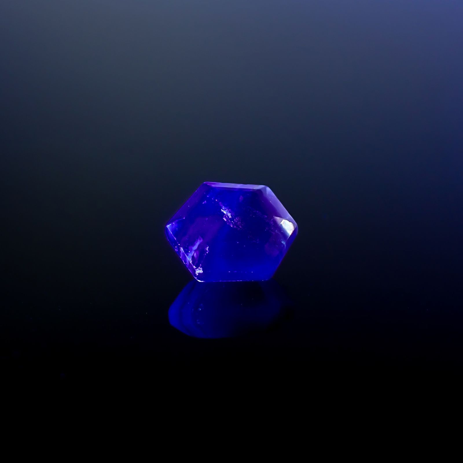 ◇ヘキサゴンカット◇パーティカラーフローライト フルオレッセンス 中国産 2.74ct / 9.1x7.9mm前後 [260932784]