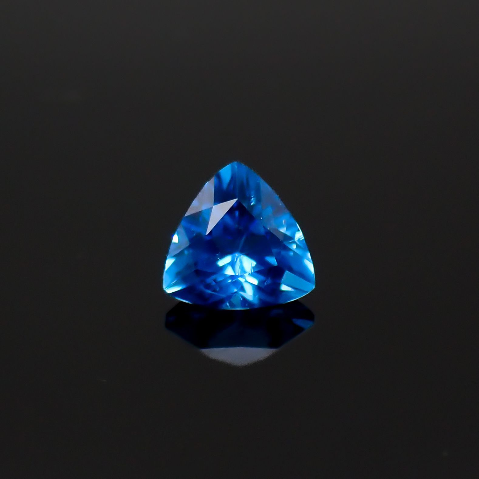 アウイナイト フルオレッセンス(宝石名アウイナイト)ドイツ産 0.16ct 識別済[220917690]3.9x4mm前後
