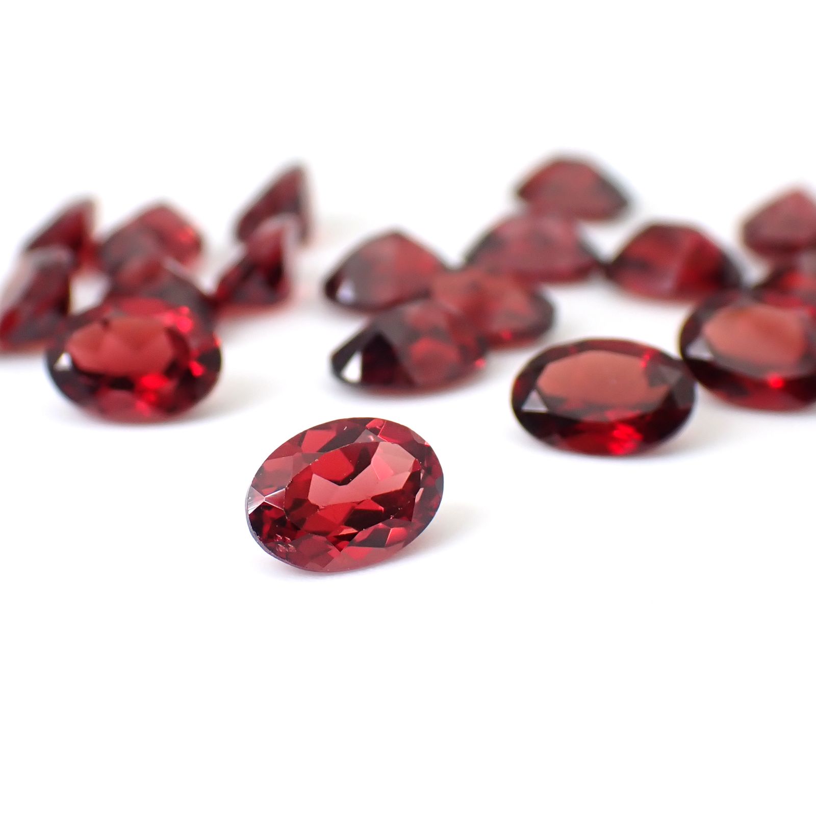 ◇ランダムセレクト◇パイロープアルマンディンガーネット モザンビーク産 約0.95ct / 7x5mm前後 [260532204]