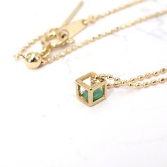 ◇K18 Reinette（レネット）◇エメラルド | キューブボックスデザイン [チャーム/ペンダントトップ※チェーン別売り]