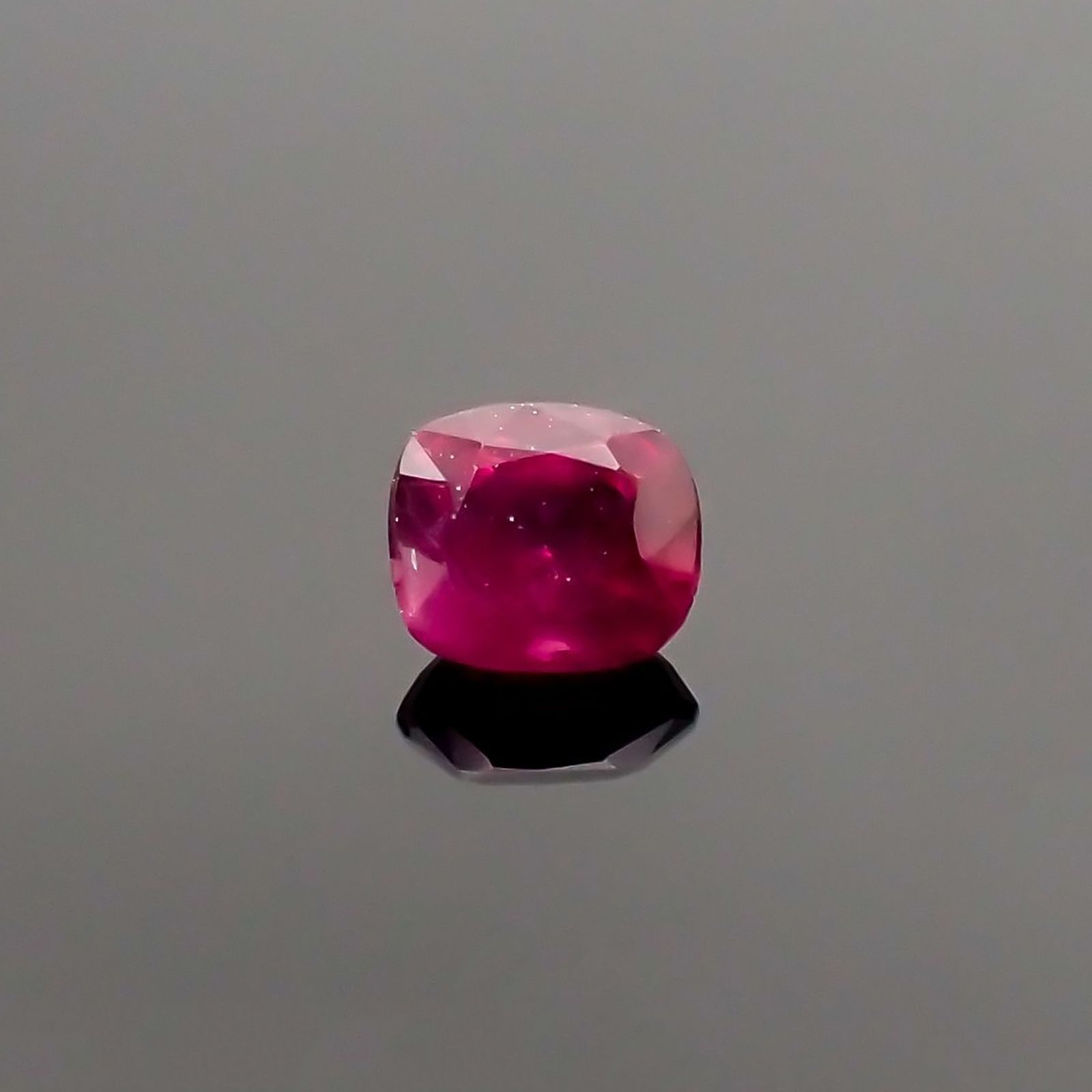 ルビー 非加熱(宝石名ルビー) マダガスカル産 識別済 0.31ct / 3.9x3.5mm前後 [210711712]