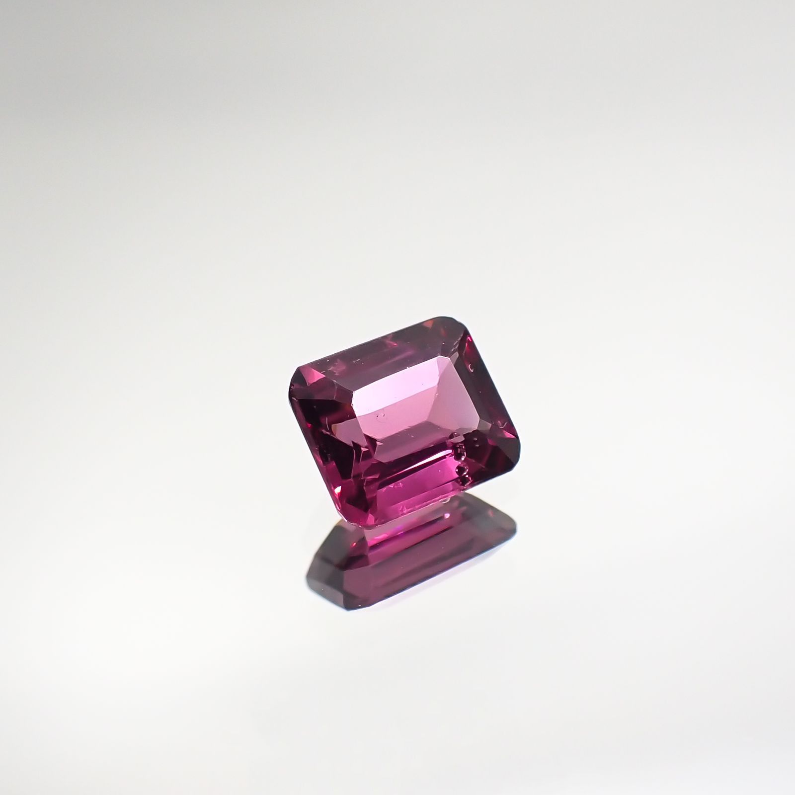 マラヤガーネット(宝石名ガーネット) タンザニア産 1.27ct 識別済[210711878]6.4×5.4mm前後