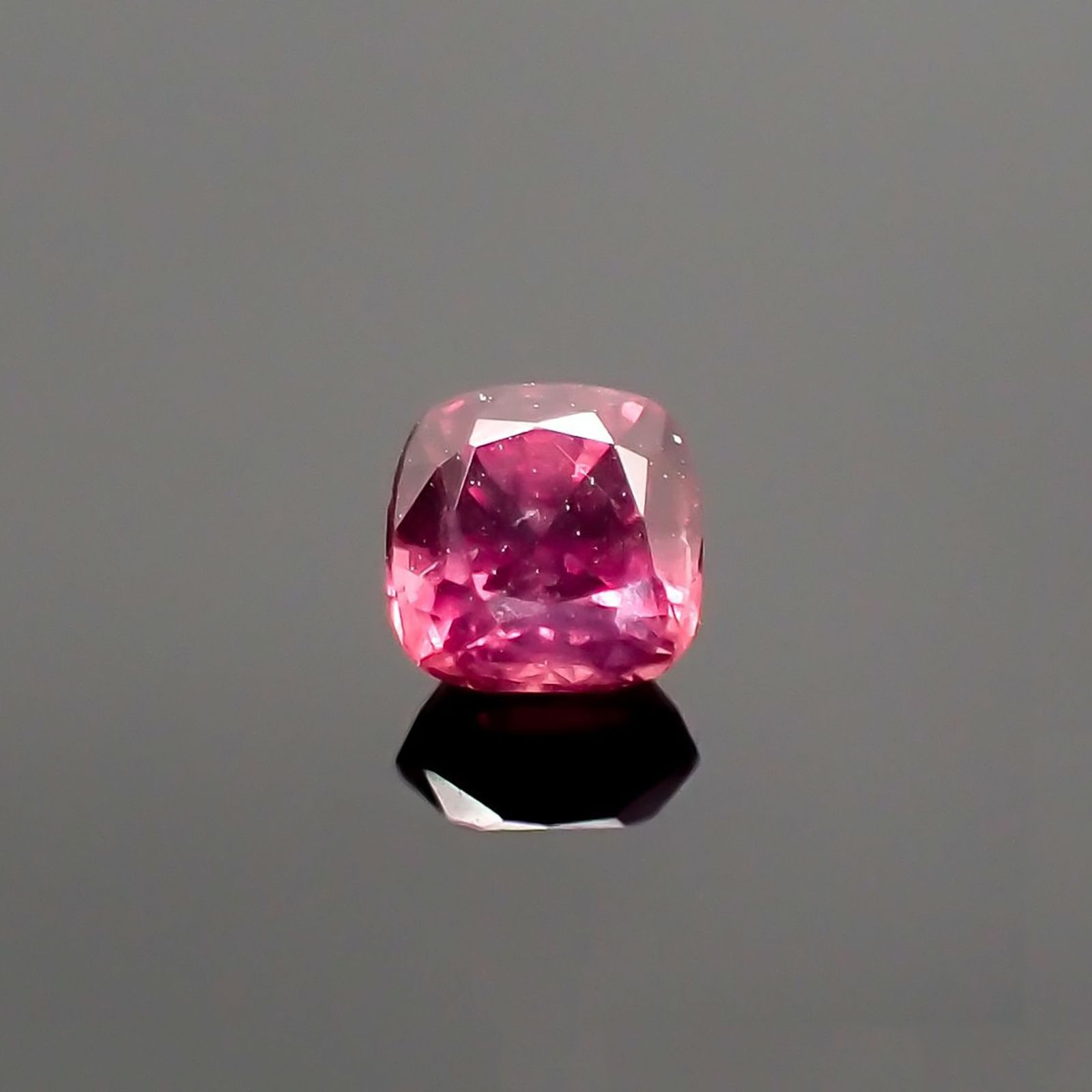 ルビー 非加熱(宝石名ルビー) マダガスカル産 識別済 0.30ct / 3.4x3.4mm前後 [210711715]