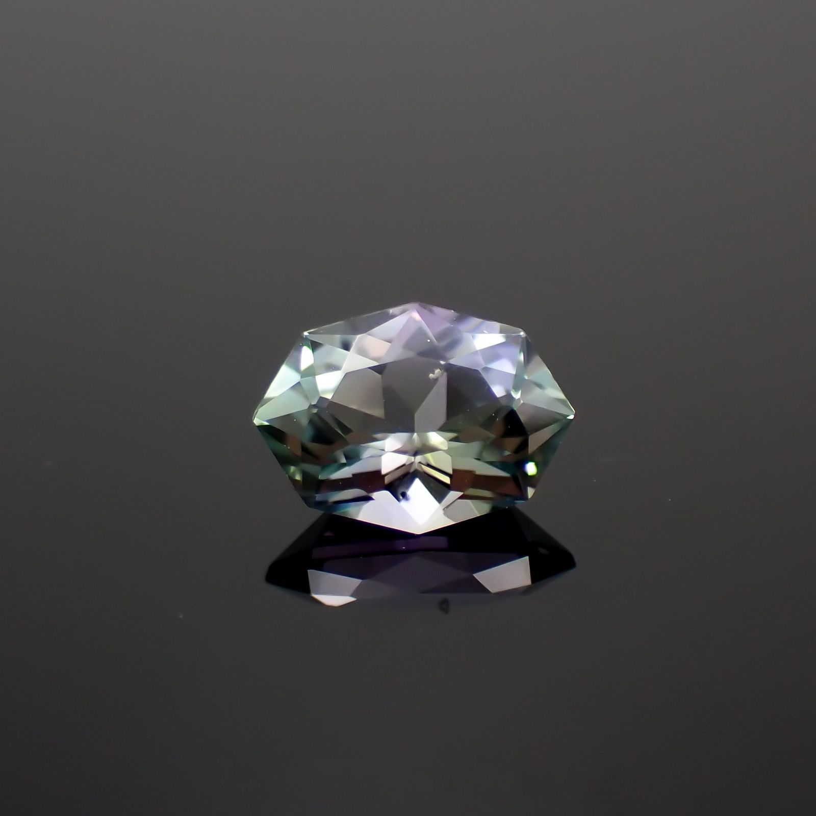 ◇カスタムカット◇バイカラータンザナイト 非加熱(宝石名ゾイサイト)タンザニア産 0.76ct 識別済[221118965]7.1x5.4mm前後