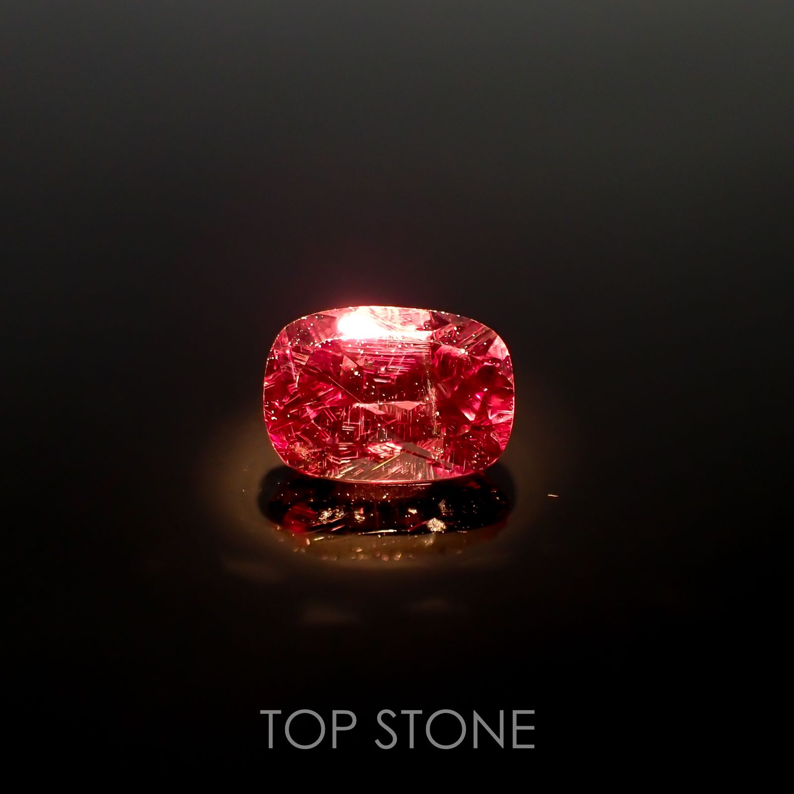 カラーチェンジガーネット(宝石名ガーネット) タンザニア/マダガスカル産 1.32ct 識別済[210611188]7.2×5.1mm前後