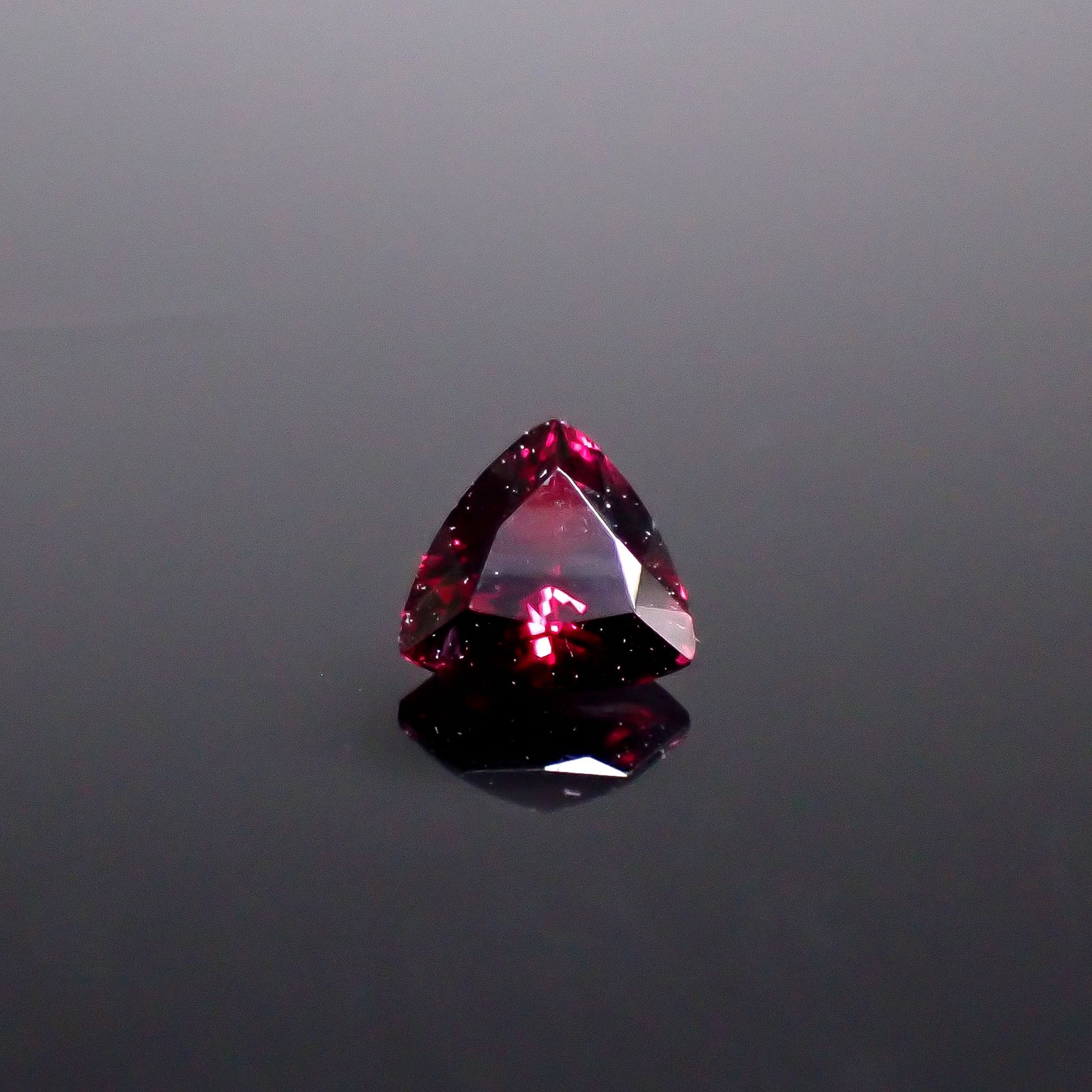 アントヒルガーネット(クロムパイロープガーネット) アメリカ・アリゾナ州産 0.39ct / 4.5x4.7mm前後 [251131346]