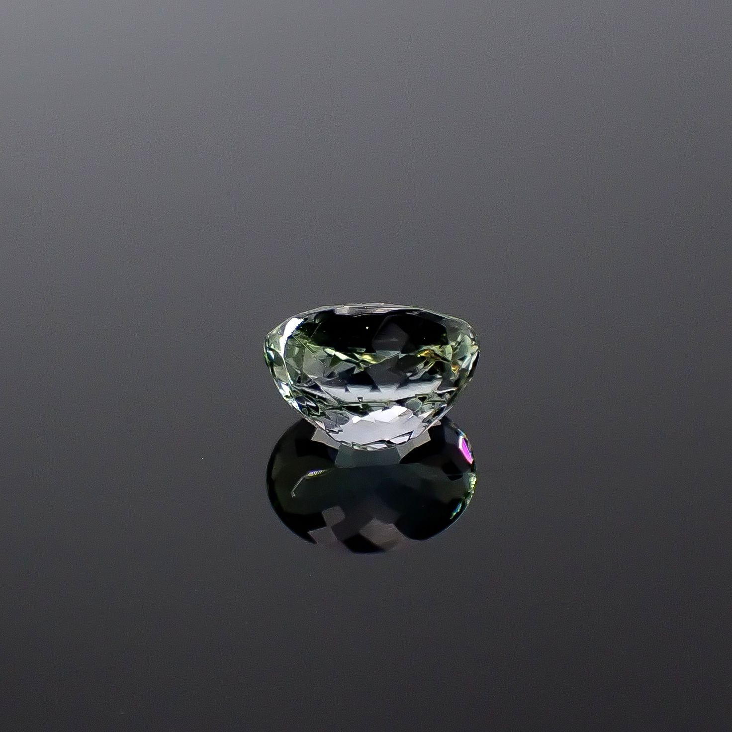 バイカラータンザナイト(宝石名グリーン・ゾイサイト)タンザニア産 ソ付(彩珠) 3.838ct / 10.4x7.7mm前後 [251231474]