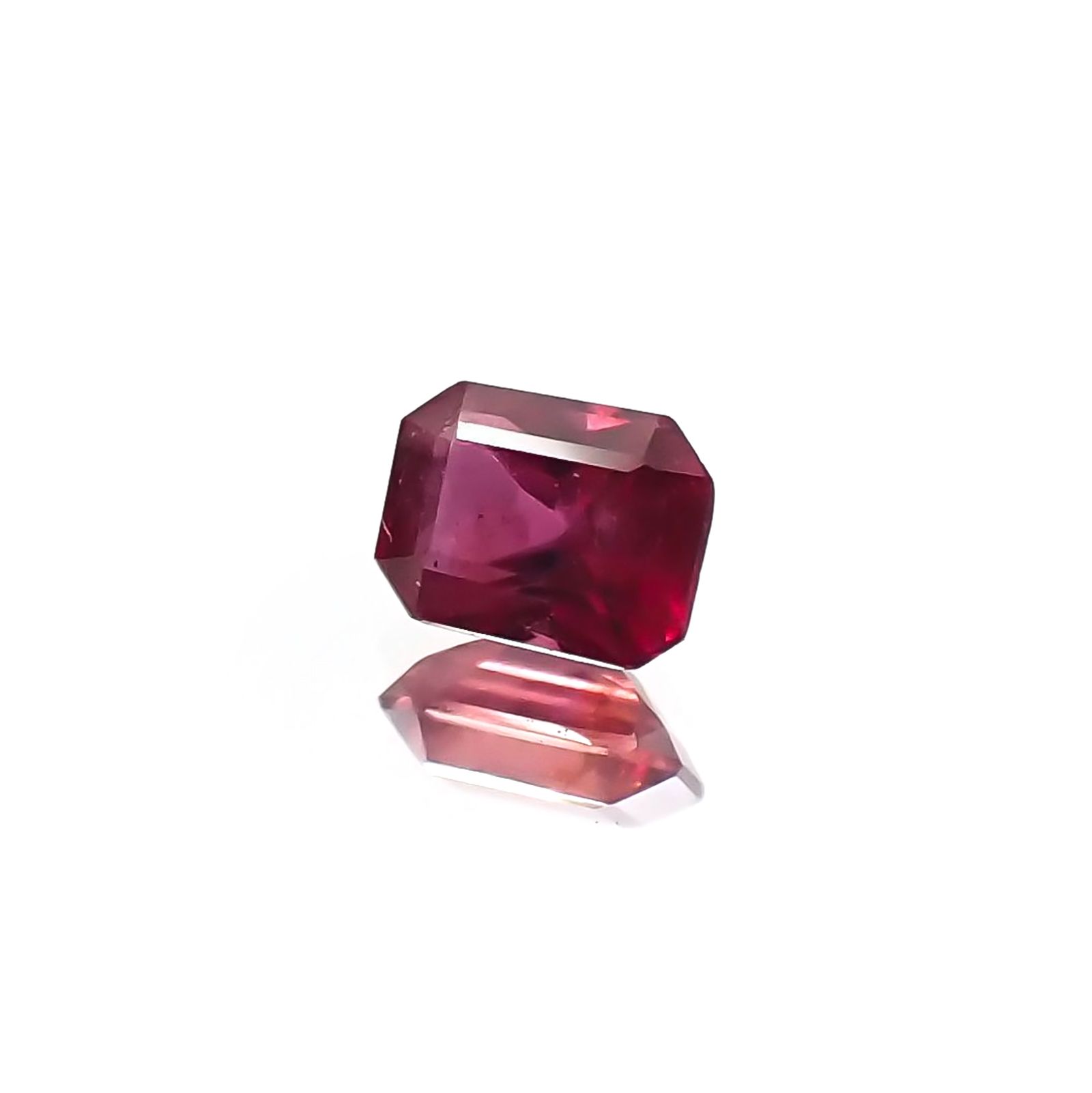ルビー 非加熱(宝石名ルビー) マダガスカル産 識別済 0.21ct / 3.7x2.8mm前後 [210711730]