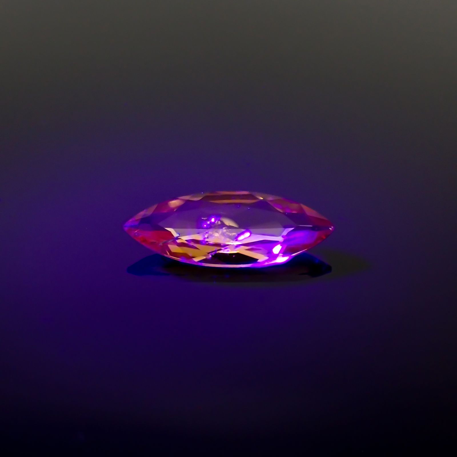 マグネシオアキシナイト フルオレッセンス(宝石名マグネシオ・アキシナイト)タンザニア産 2.510ct ソ付(日独)[230421871]17.22x6.39mm前後