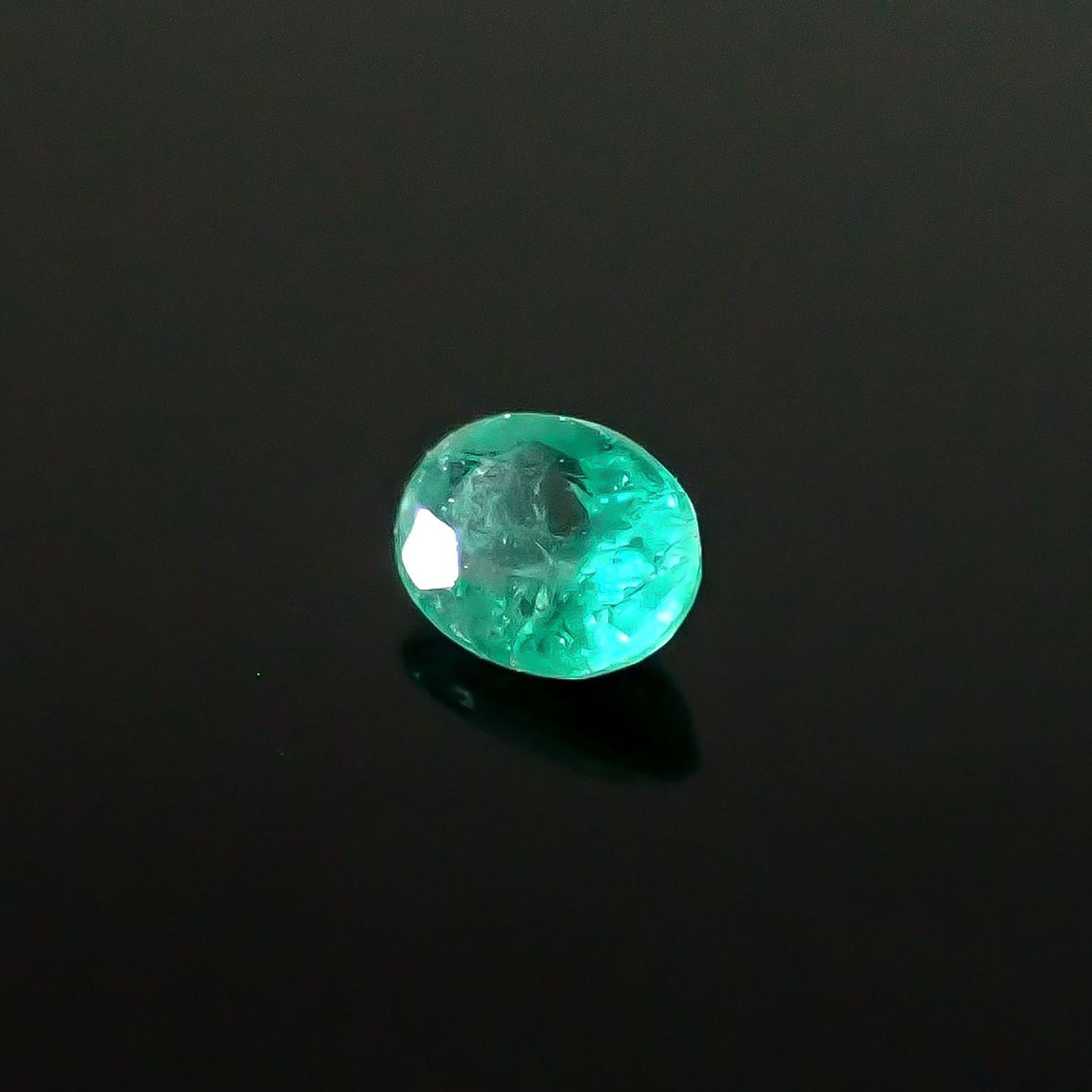 パライバトルマリン ブラジル・パライバ州バターリャ鉱山産 0.10ct / 3.4x2.6mm前後 [250931085]