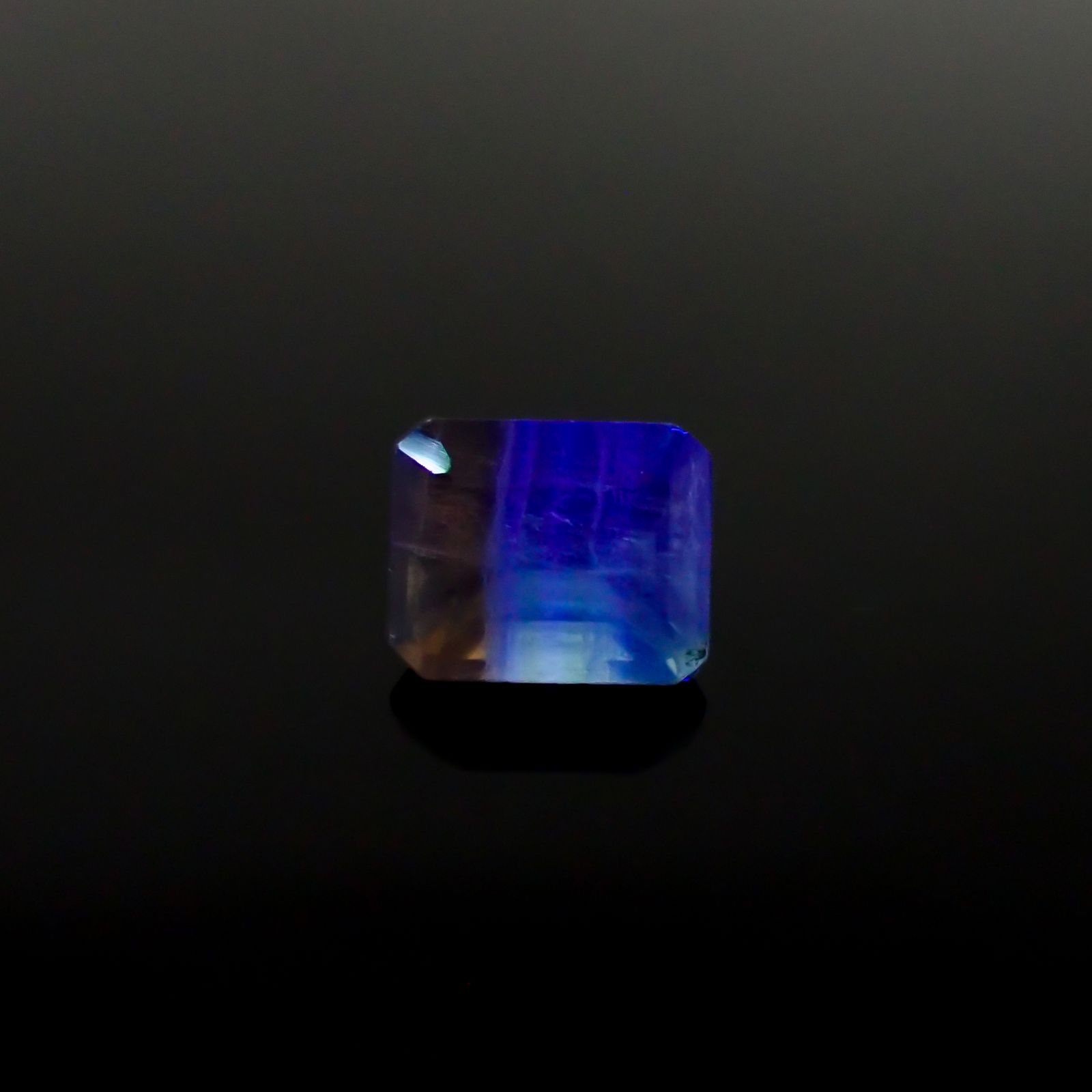 バイカラーフローライト フルオレッセンス ブラジル産 3.76ct[240928913]9.8x8mm前後
