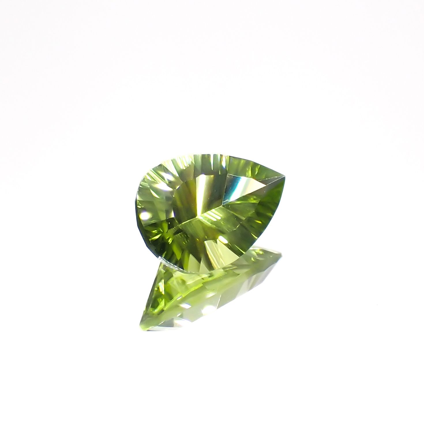 ◇コンケーブカット◇ペリドット 中国産 1.22ct[230622287]9x6mm前後