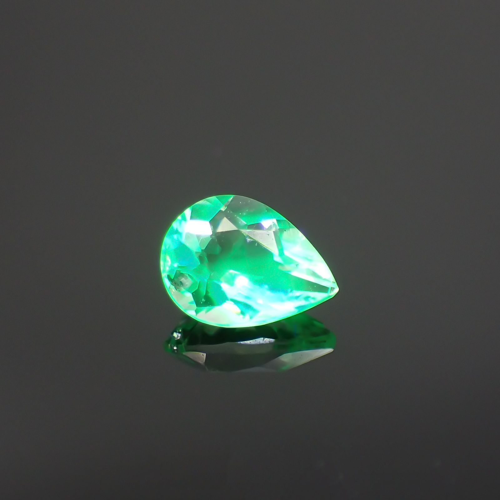 ハイアライトオパール(宝石名オパール) メキシコ産 0.160ct ソ付(彩珠)[210712058]4.5×3.3mm前後