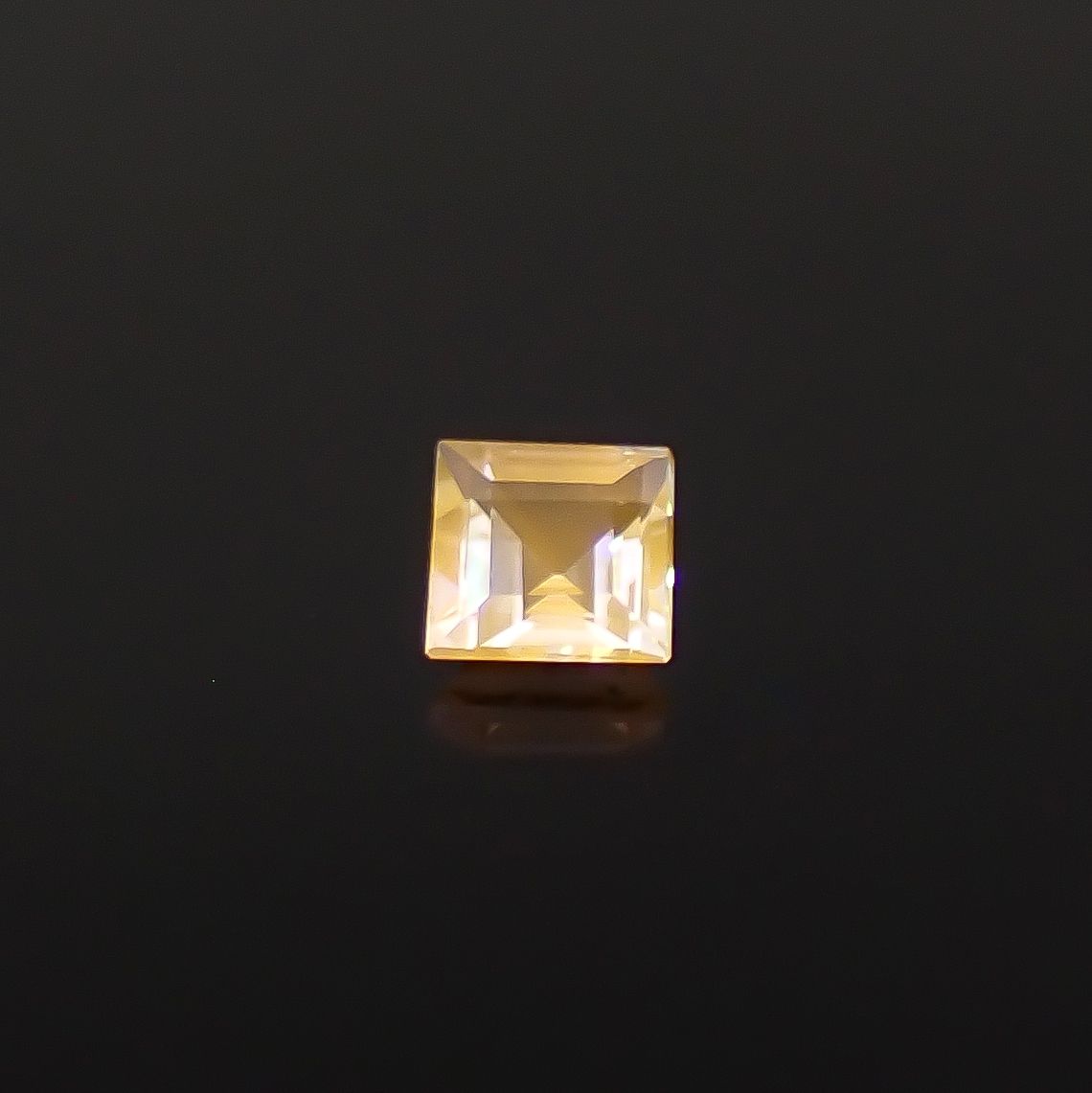 テネブレッセンススキャポライト アフガニスタン産 0.15ct / 3.2x3.2mm前後 [260432040]
