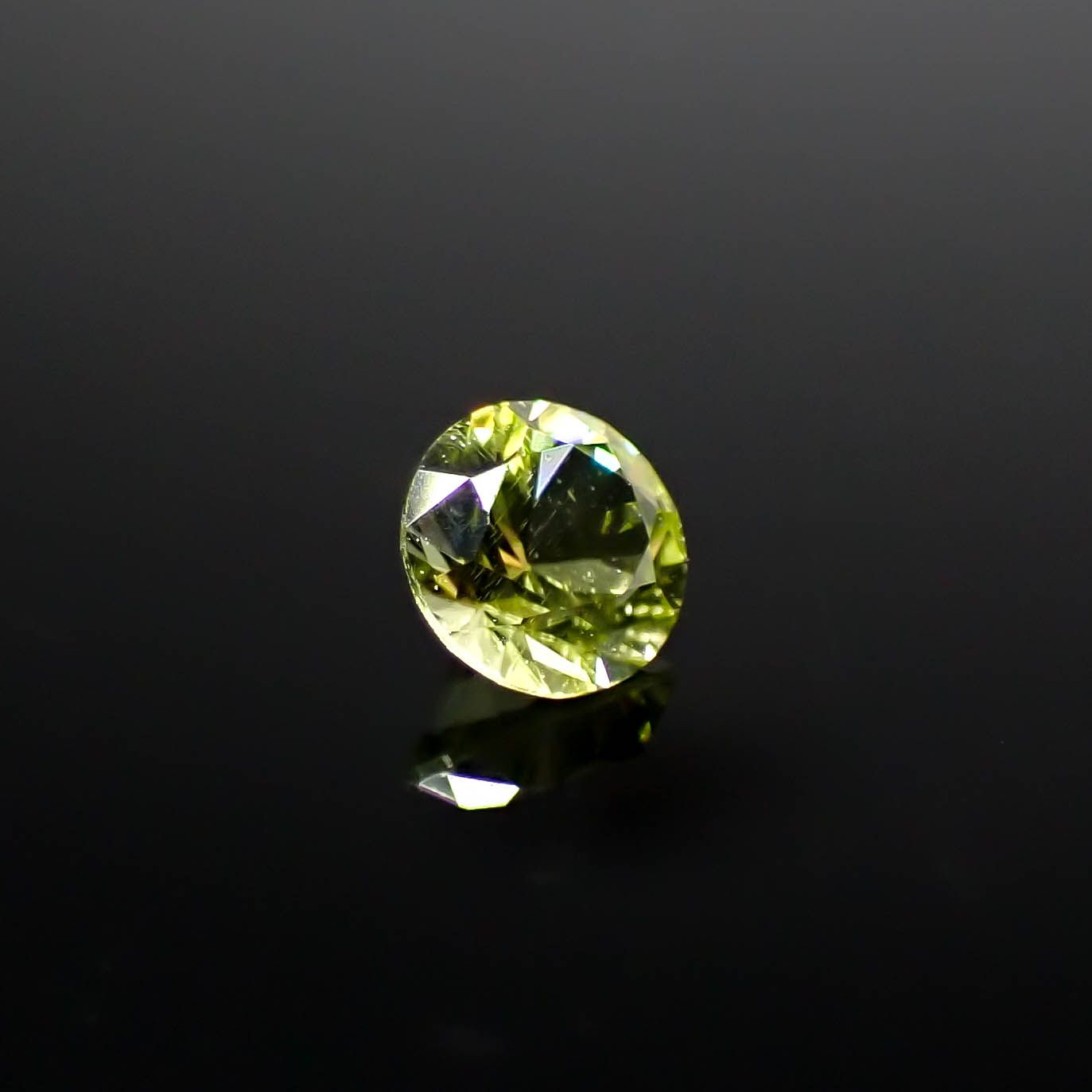 パラサイティックペリドット 採取地：インドネシア・ジェパラ 0.18ct [250730748]3.5x3.5mm前後