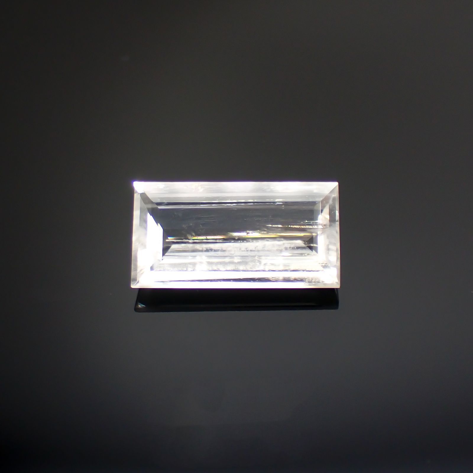 ハンバーガイト(ハンベルジャイト)(宝石名ハンバーガイト) ビルマ産 2.583ct ソ付(彩珠)[19111874]13.9×7.4mm前後
