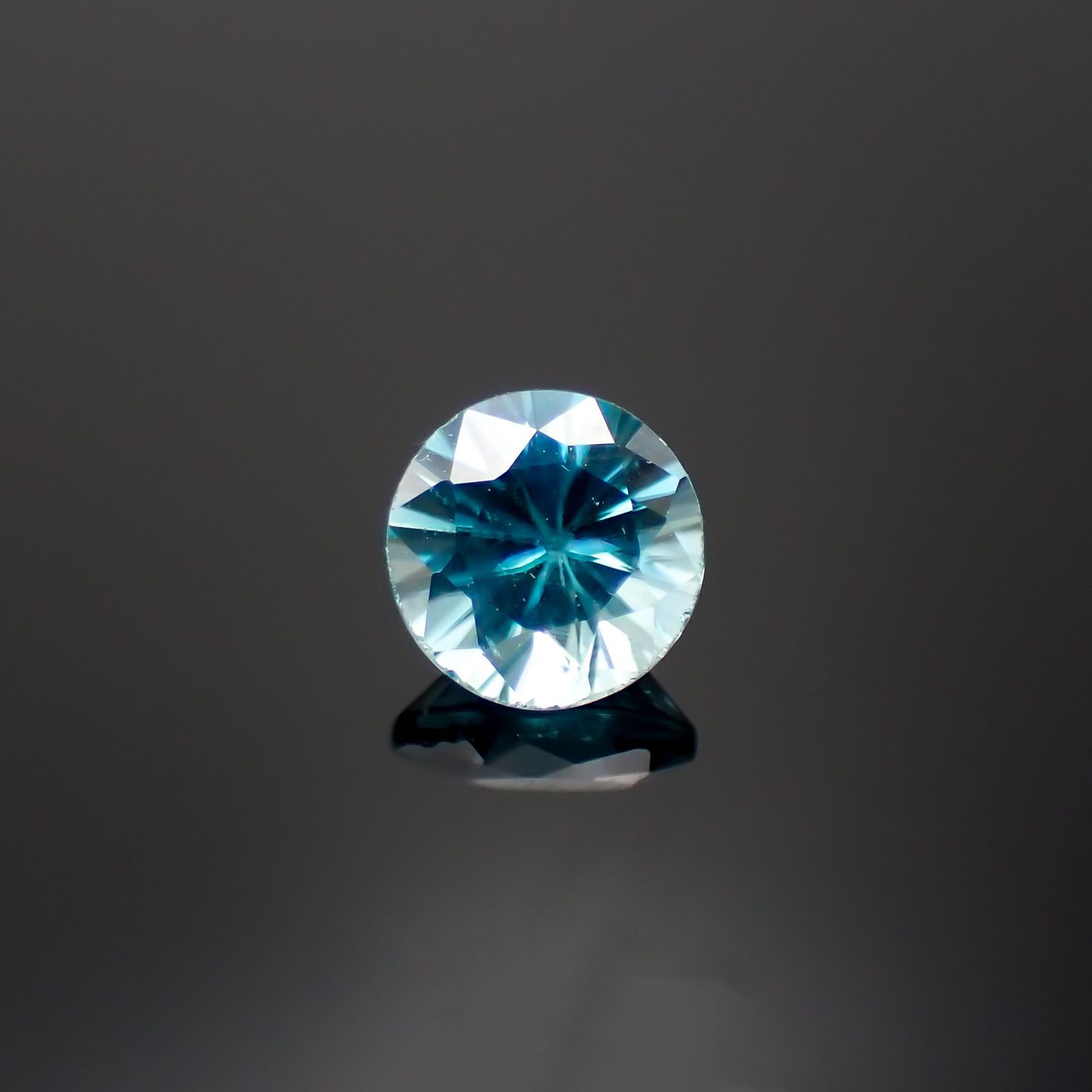 ブルージルコン カンボジア産 0.79ct[230220511]5x5mm前後