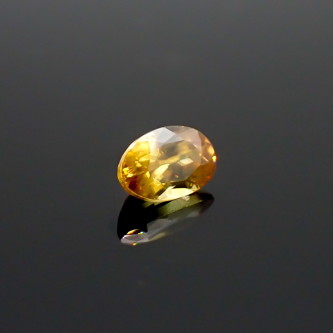 ゴールデンスフェーン(宝石名スフェーン)マダガスカル産 識別済 0.58ct / 6.1x3.9mm前後 [260632357]