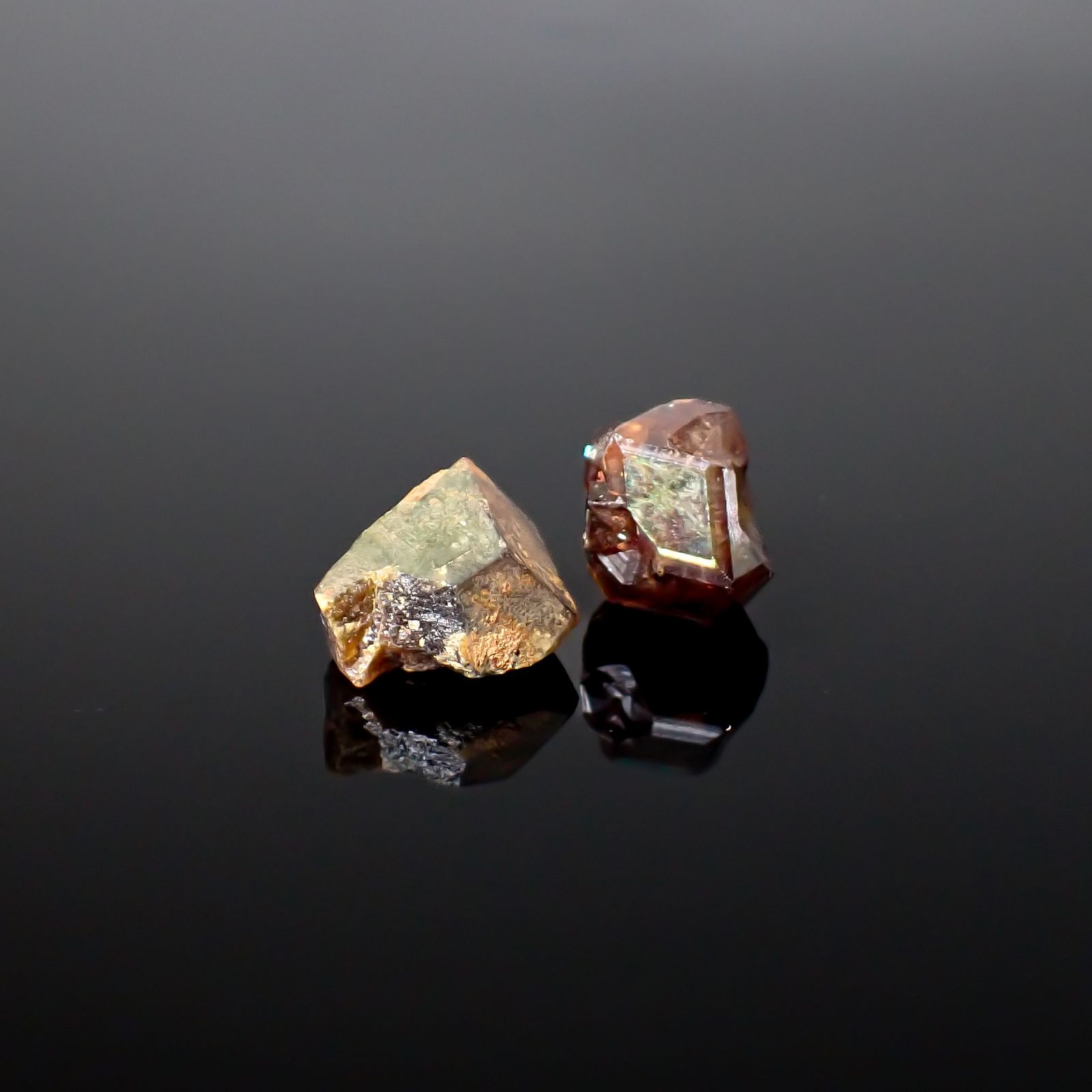 レインボーガーネット原石2個セット 日本・奈良県産 15.39ct(2pcs合計) / 10.0-11.2x9.0-9.3mm前後 [260432080]