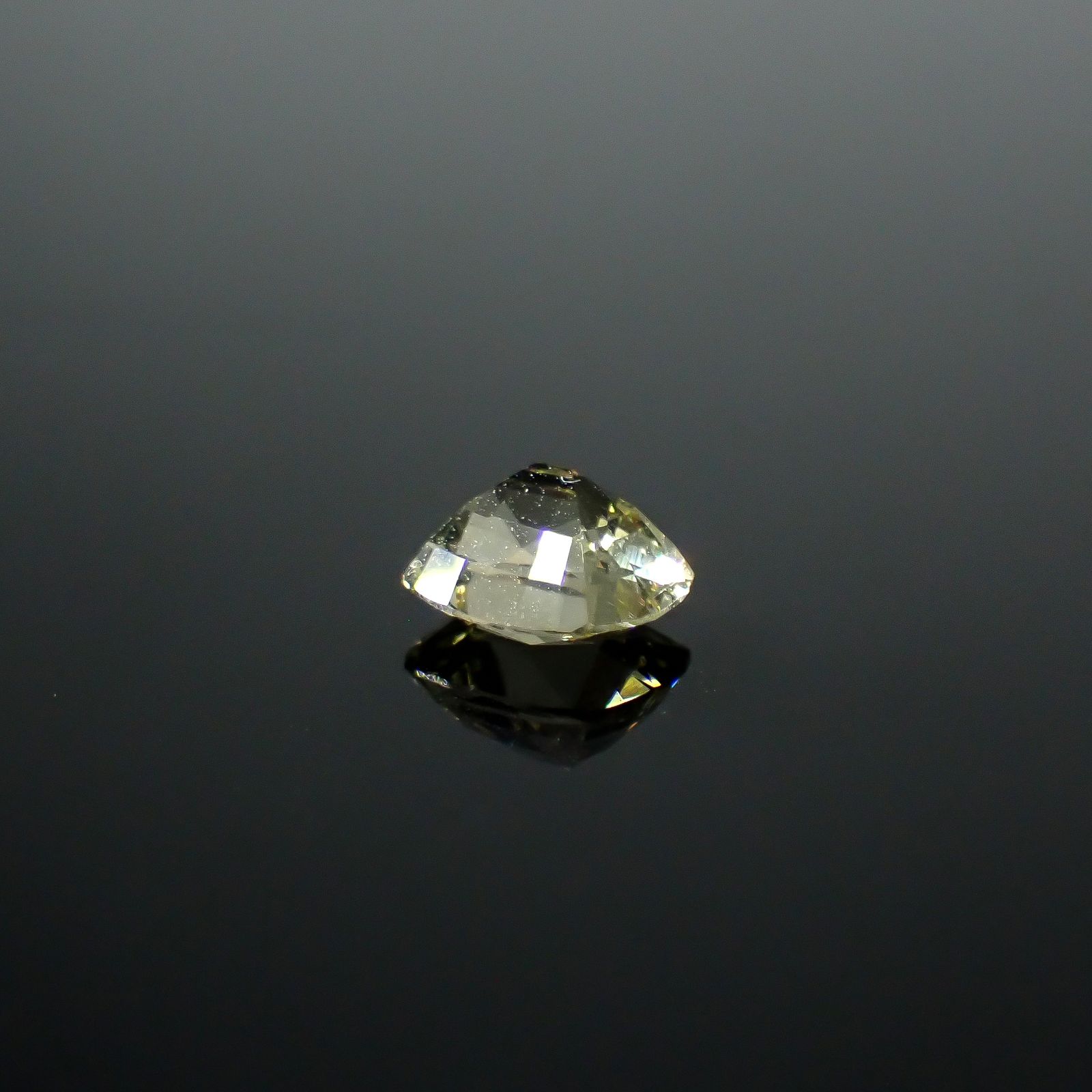 コーネルピン スリランカ産 1.08ct / 6.6x5.7mm前後 [251031238]