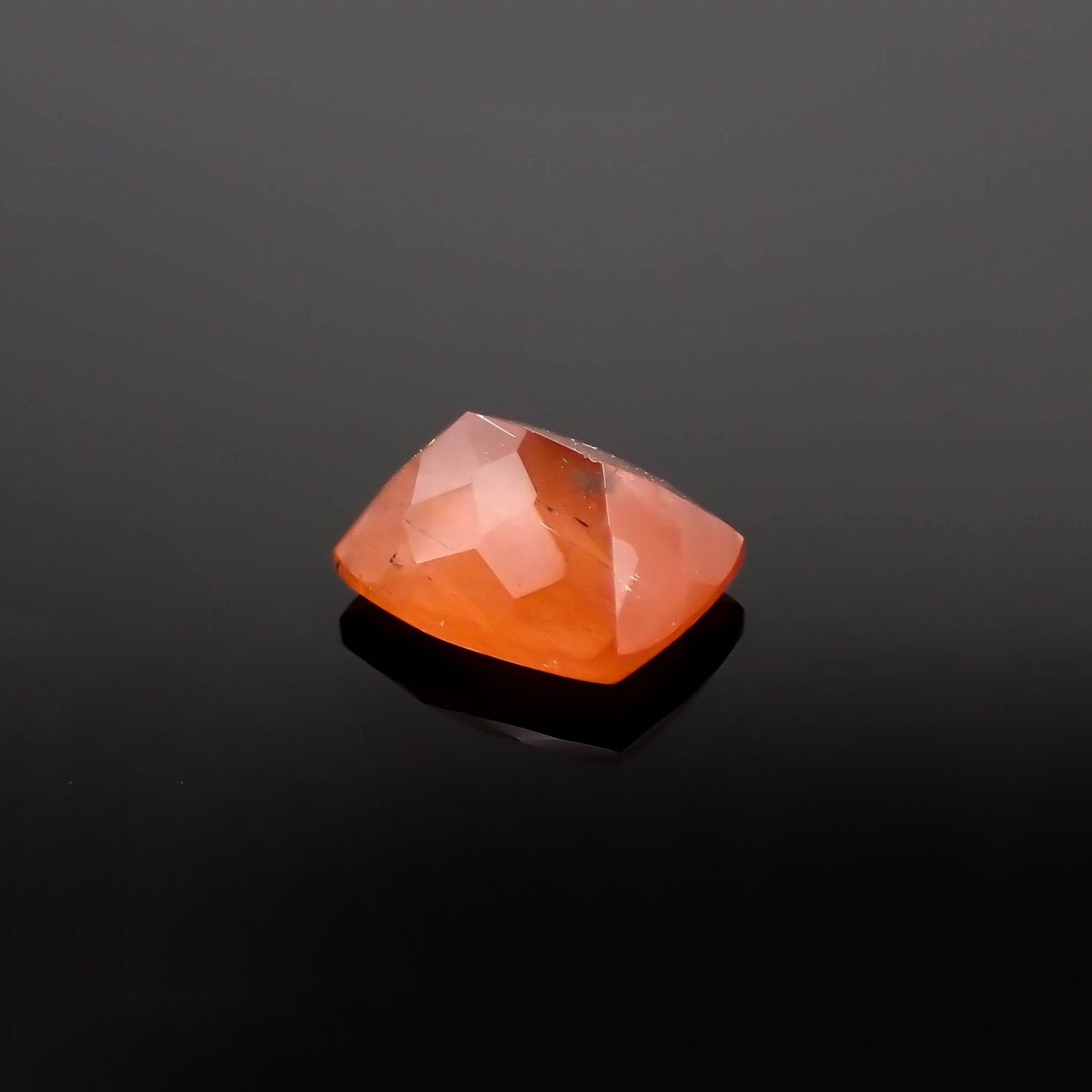 サンストーンスキャポライト(宝石名シーン・スキャポライト)タンザニア産 識別済 2.71ct / 9.9x8.2mm前後 [260819281]