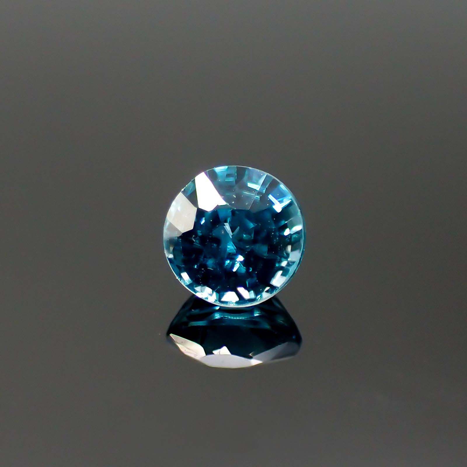 ブルージルコン(宝石名ジルコン)カンボジア産 0.69ct 識別済[220817506]4.7x4.7mm前後