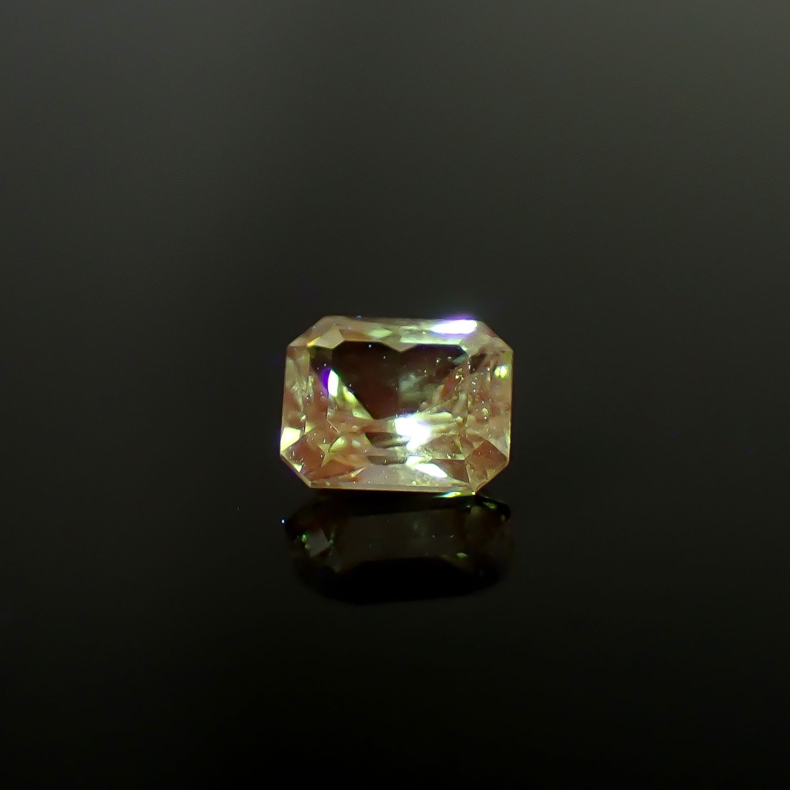 ミントガーネット タンザニア産 0.37ct / 4.3x3.5mm前後 [260932682]