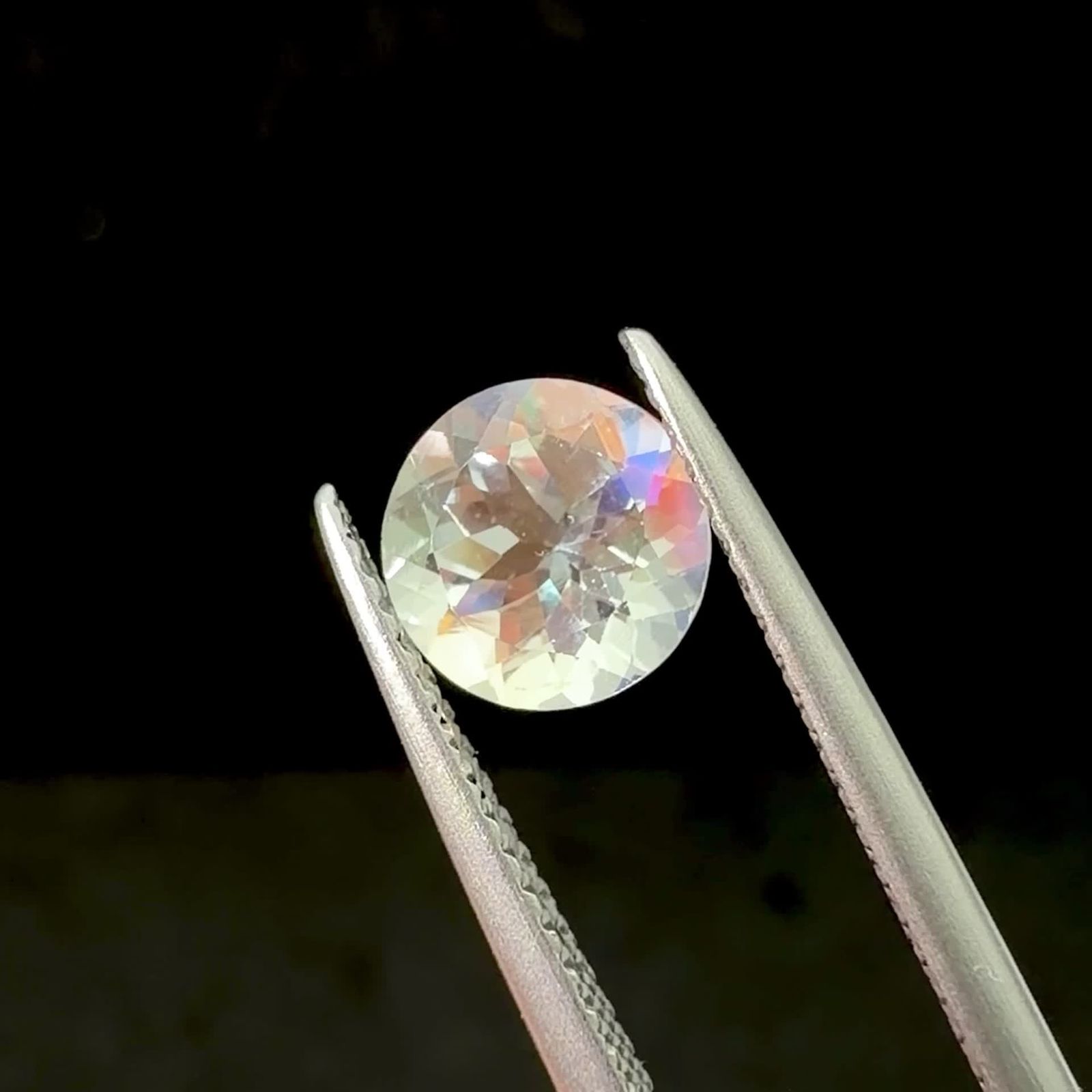 レインボームーンストーン マダガスカル産 1.14ct / 6.9x6.9mm前後