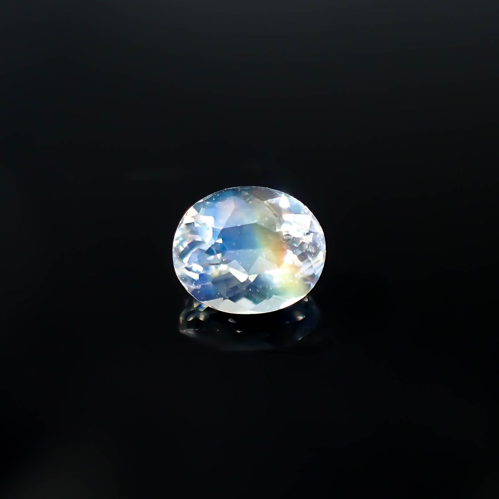 レインボームーンストーン ザンビア産 0.50ct [250730914]5.4x4.5mm前後