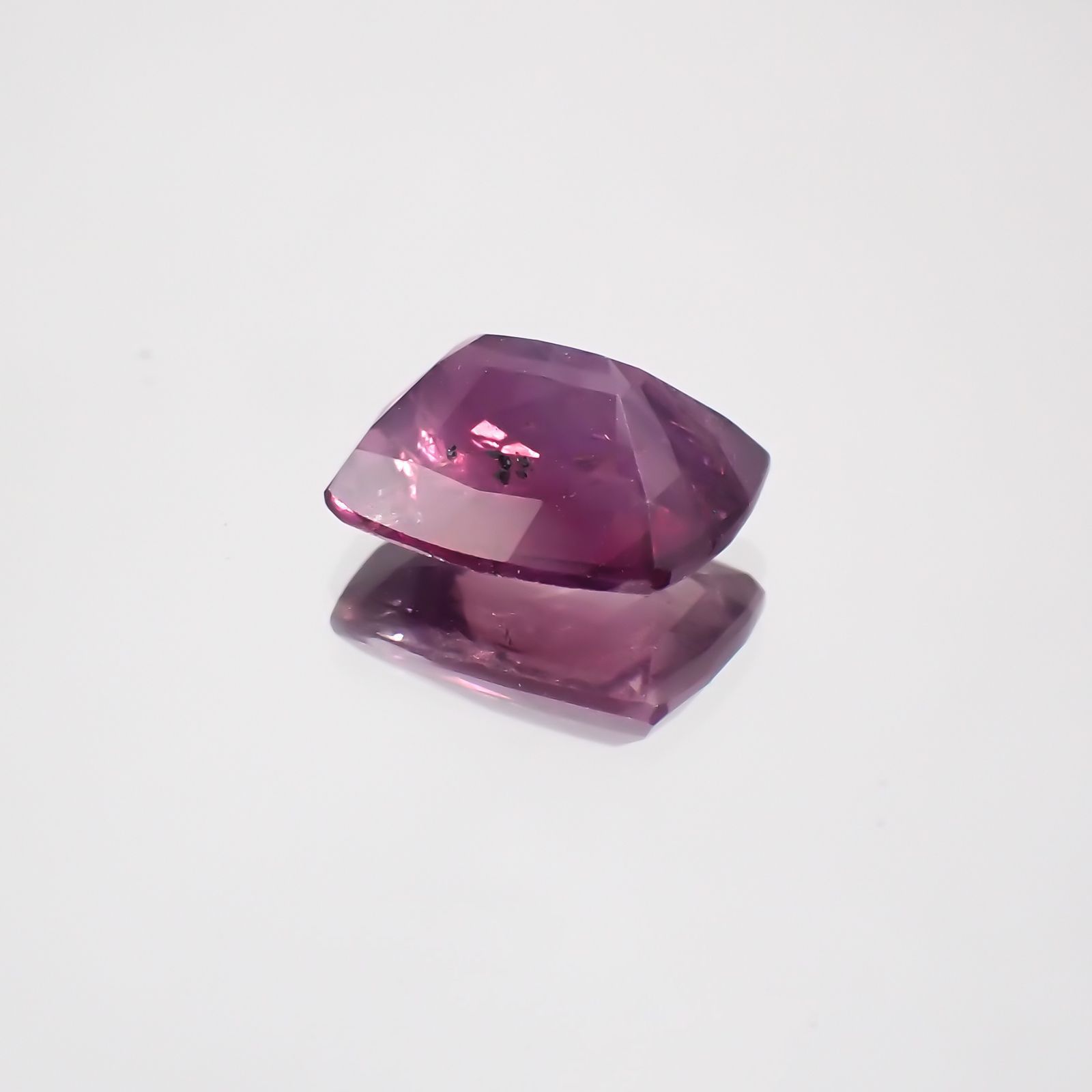 パープルサファイア(宝石名パープル・サファイア) カシミール地方産 2.827ct ソ付(彩珠)[210310231]9.2×7.1mm前後