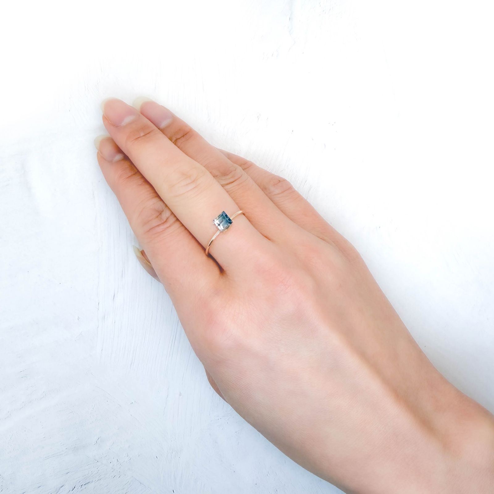 バイカラートルマリン アフガニスタン産 0.60ct / 4.8x4.6mm前後 [260231755]