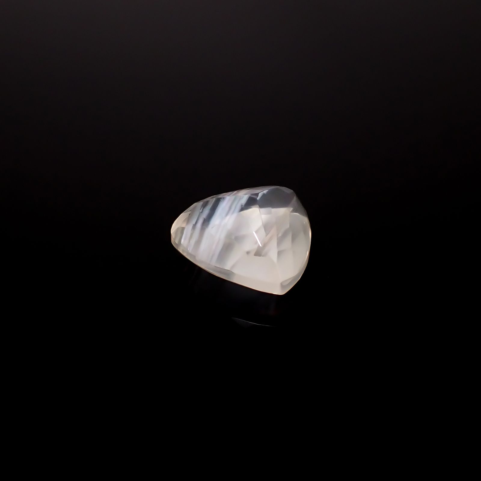 マラウイムーンストーン マラウイ共和国産 13.39ct / 15.9x16.6mm前後 [260331814]
