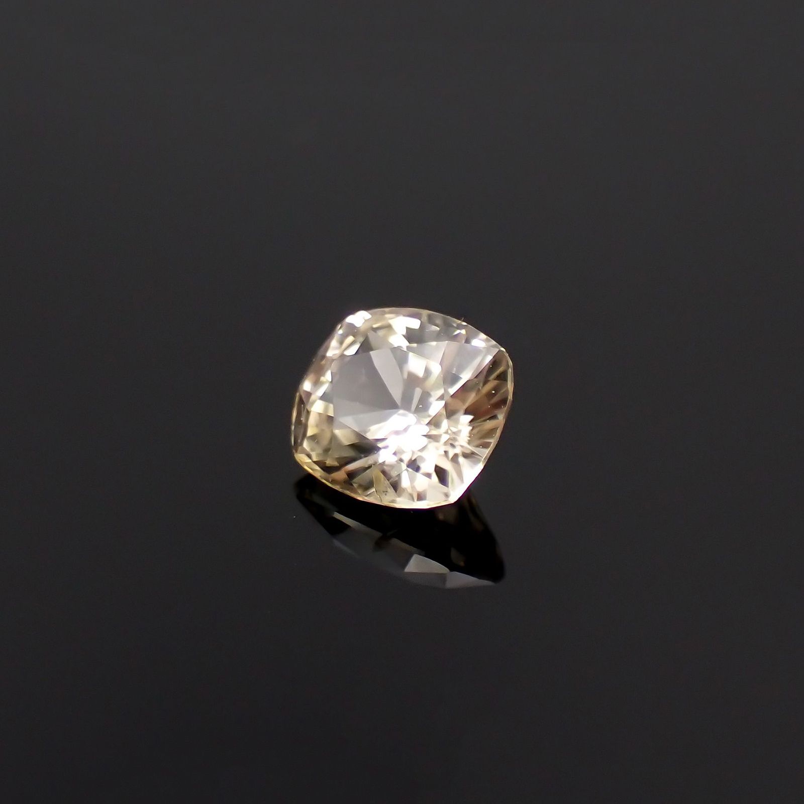 シンハライト(宝石名シンハライト)スリランカ産 0.65ct 識別済 [221219711]5.5x4.9mm前後