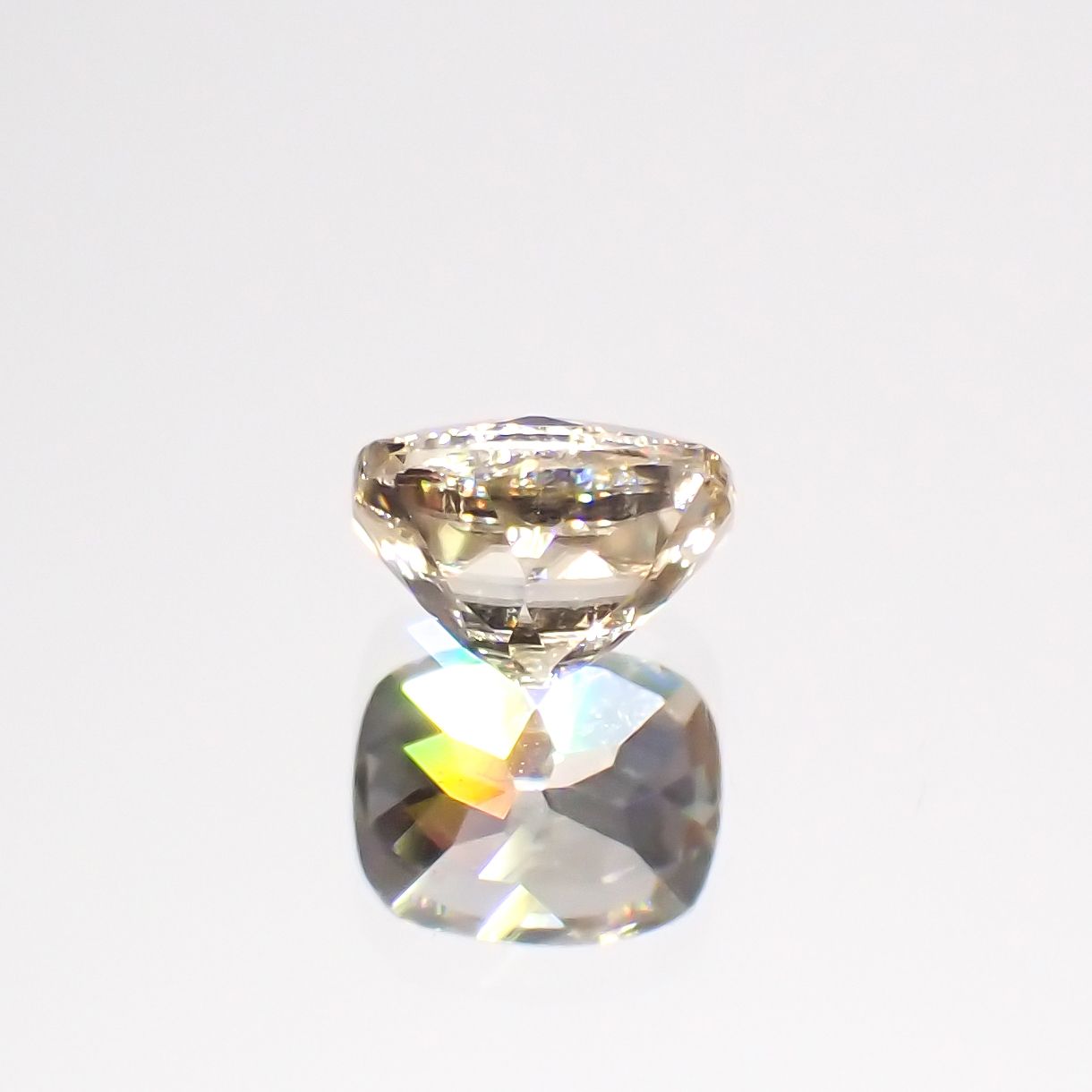 シャンパンカラージルコン(宝石名ジルコン)スリランカ/カンボジア産 0.76ct 識別済[230722985]5.1x4.1mm前後