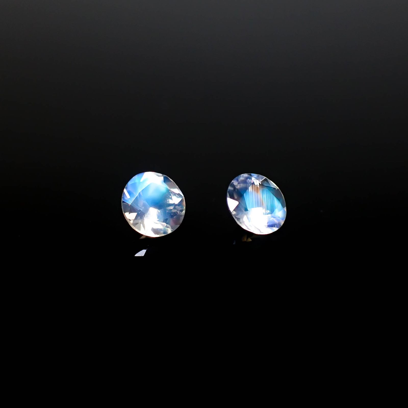 ◇ペアセット◇レインボームーンストーン インド・ビハール産 0.81ct(2pcs合計) 識別済[250430310]5.1x5.1mm前後