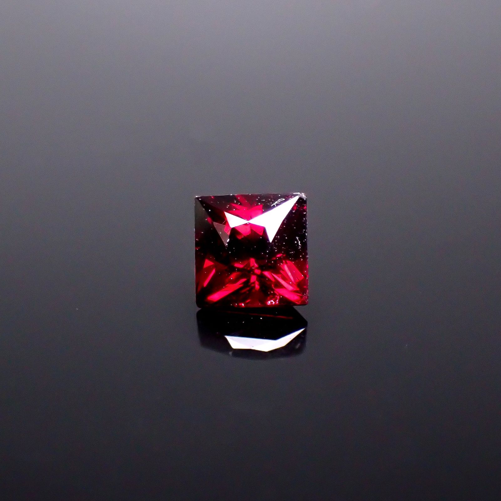 ◇プリンセスカット◇アントヒルガーネット(クロムパイロープガーネット) アメリカ・アリゾナ州産 0.83ct / 5x5mm前後 [251131339]