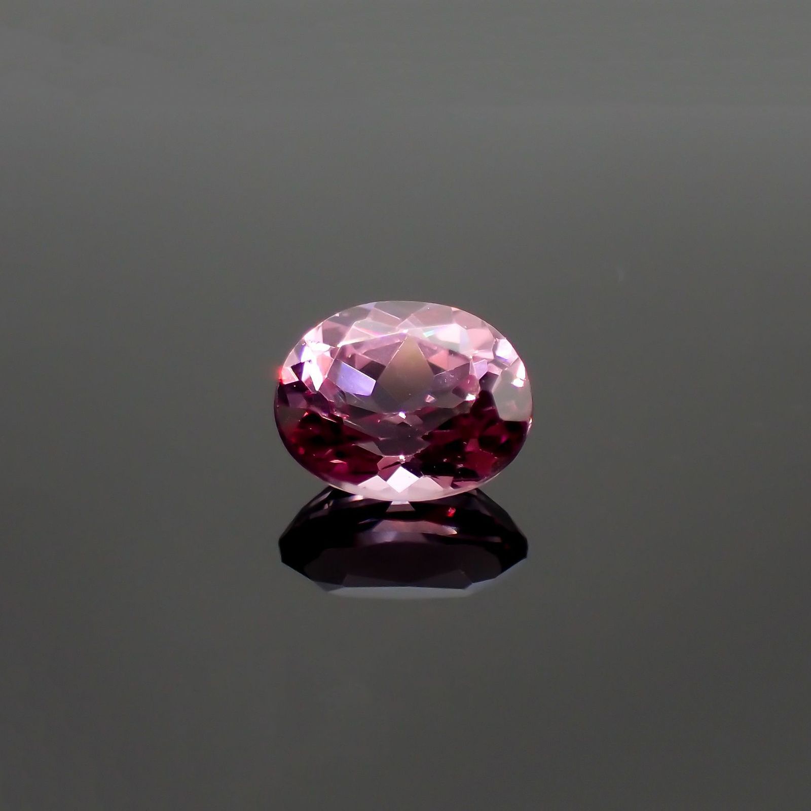 カラーシフトマラヤガーネット(宝石名ガーネット)タンザニア産 識別済 0.90ct / 6.1x4.9mm前後 [260415005]