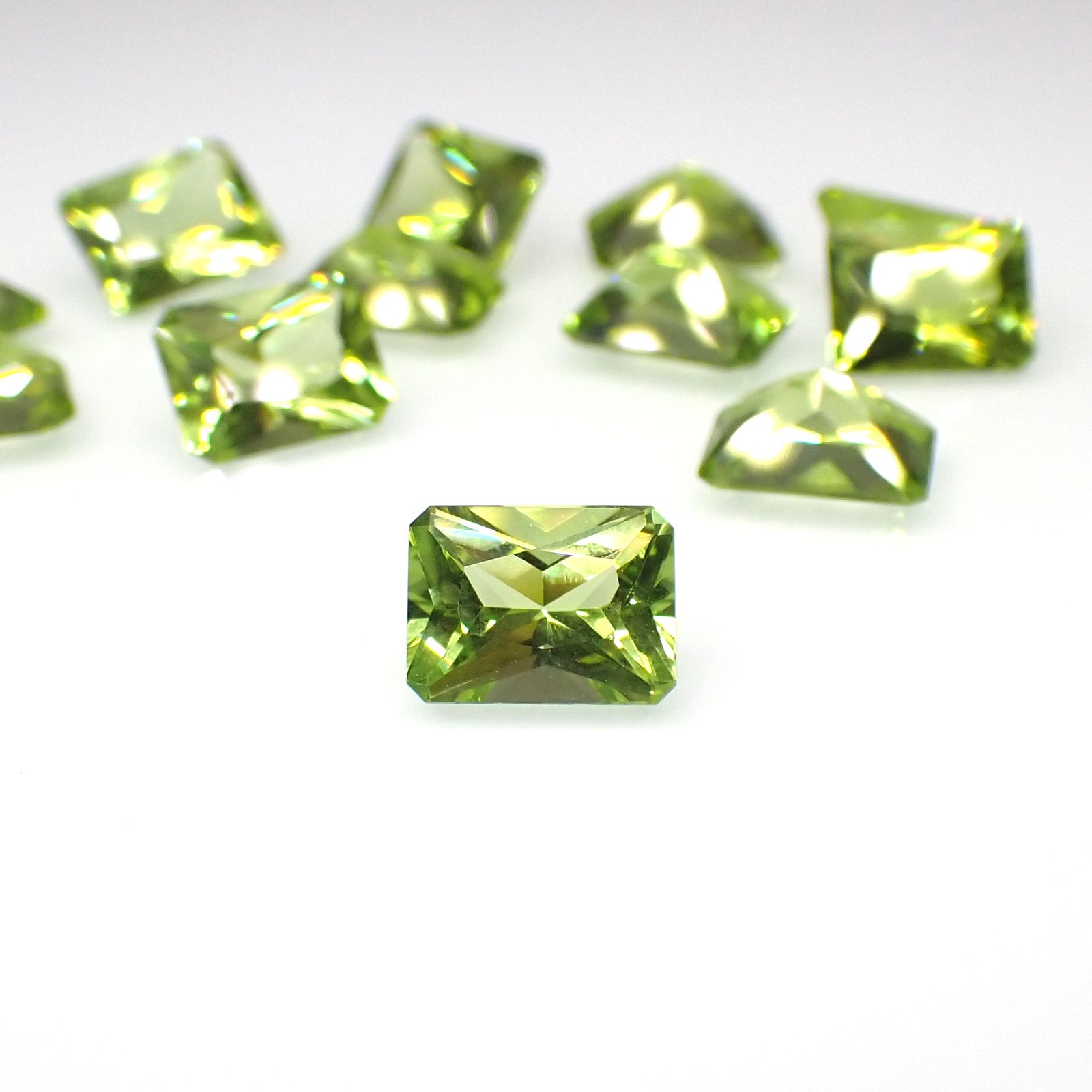 <ランダムセレクト1個販売>ペリドット 中国産 約1.40-1.65ct[230722580]8x6mm前後