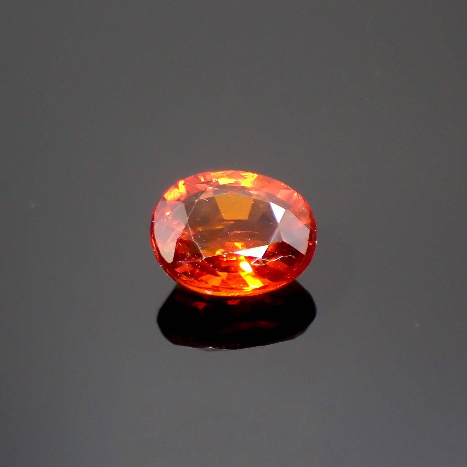 クリノヒューマイト(宝石名クリノヒューマイト)パキスタン産 0.69ct 識別済[220115584]5.7x4.8mm前後