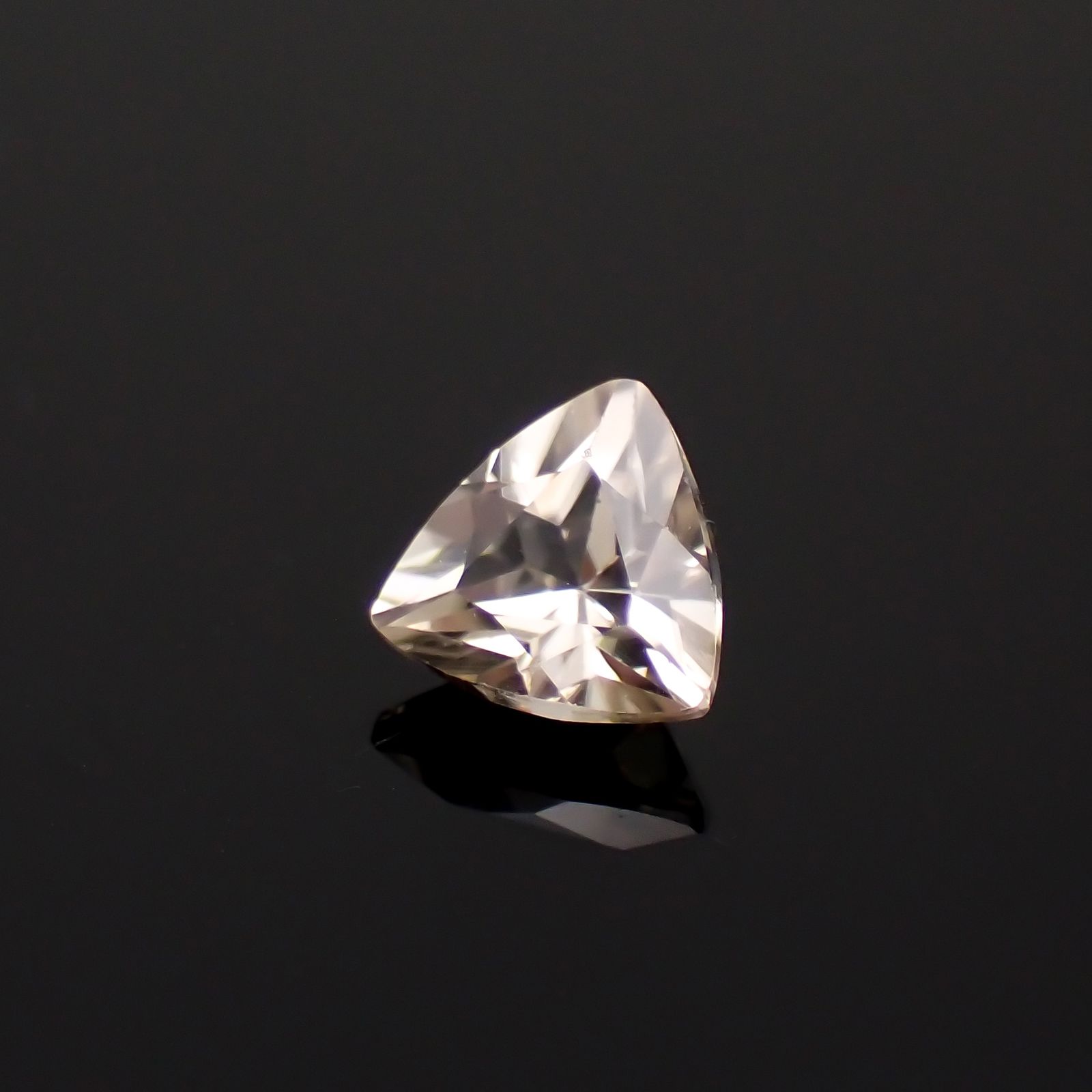 シャンパンカラージルコン スリランカ/カンボジア産 0.61ct[230421646]4.8x5mm前後
