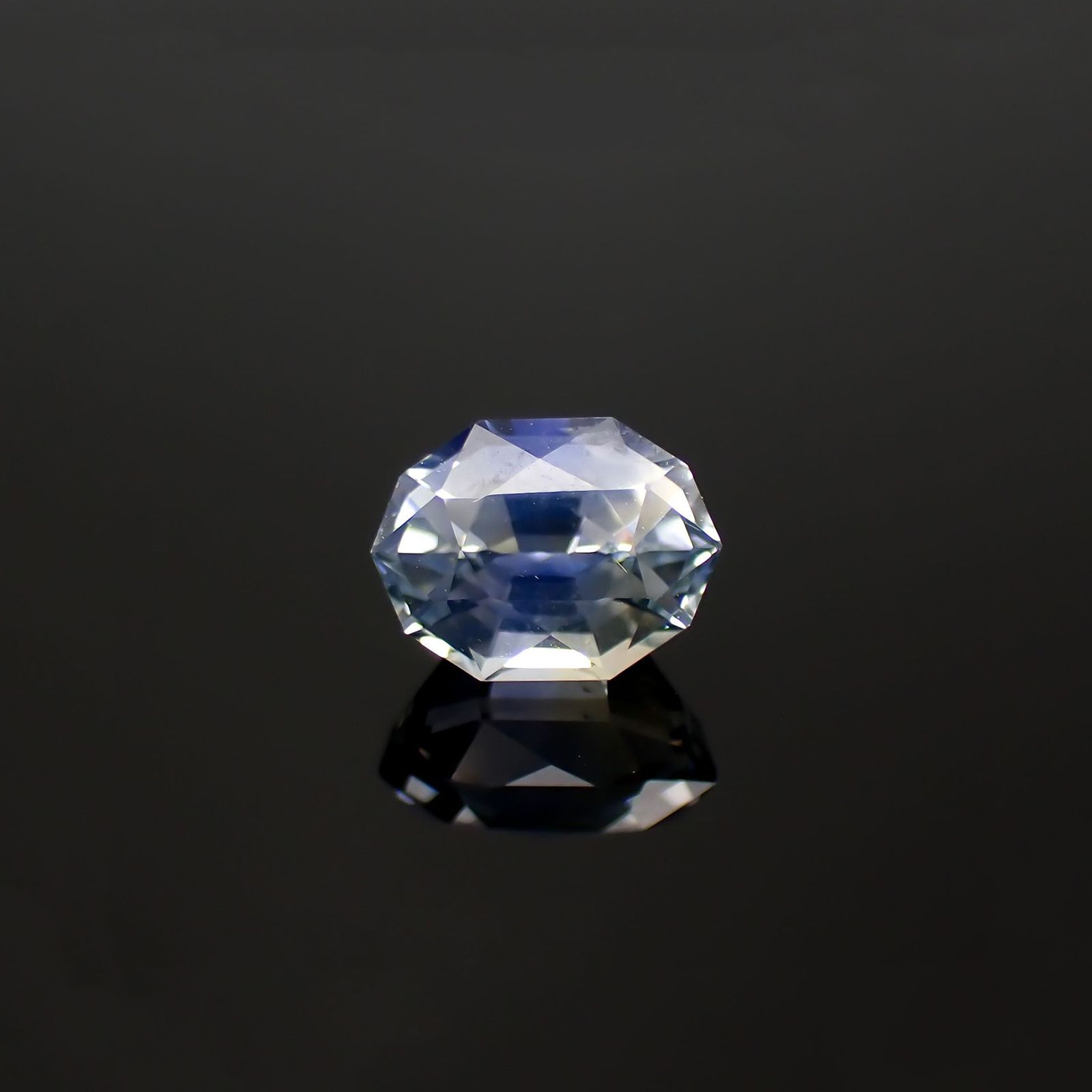 ◇カスタムカット◇アイスブルーサファイア(宝石名サファイア)スリランカ/マダガスカル産 識別済 1.90ct / 7.5x5.6mm前後 [220817455]