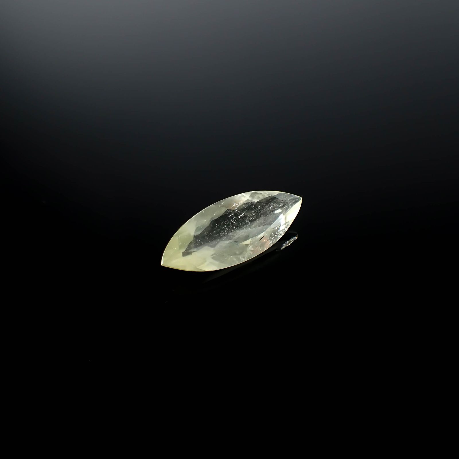 リビアングラス 発見地：エジプト・リビア砂漠 7.72ct / 27.8x10.4mm前後 [251131306]