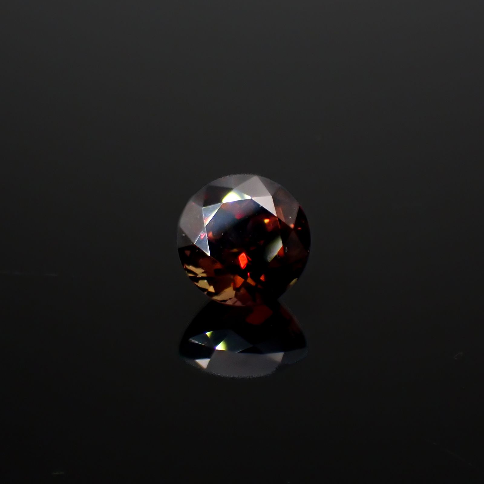 カラーシフト アキシナイト(宝石名ブラウン・アキシナイト(フェロ・アキシナイト))パキスタン産 9.587ct ソ付(彩珠)[240929130]12.3x12.3mm前後