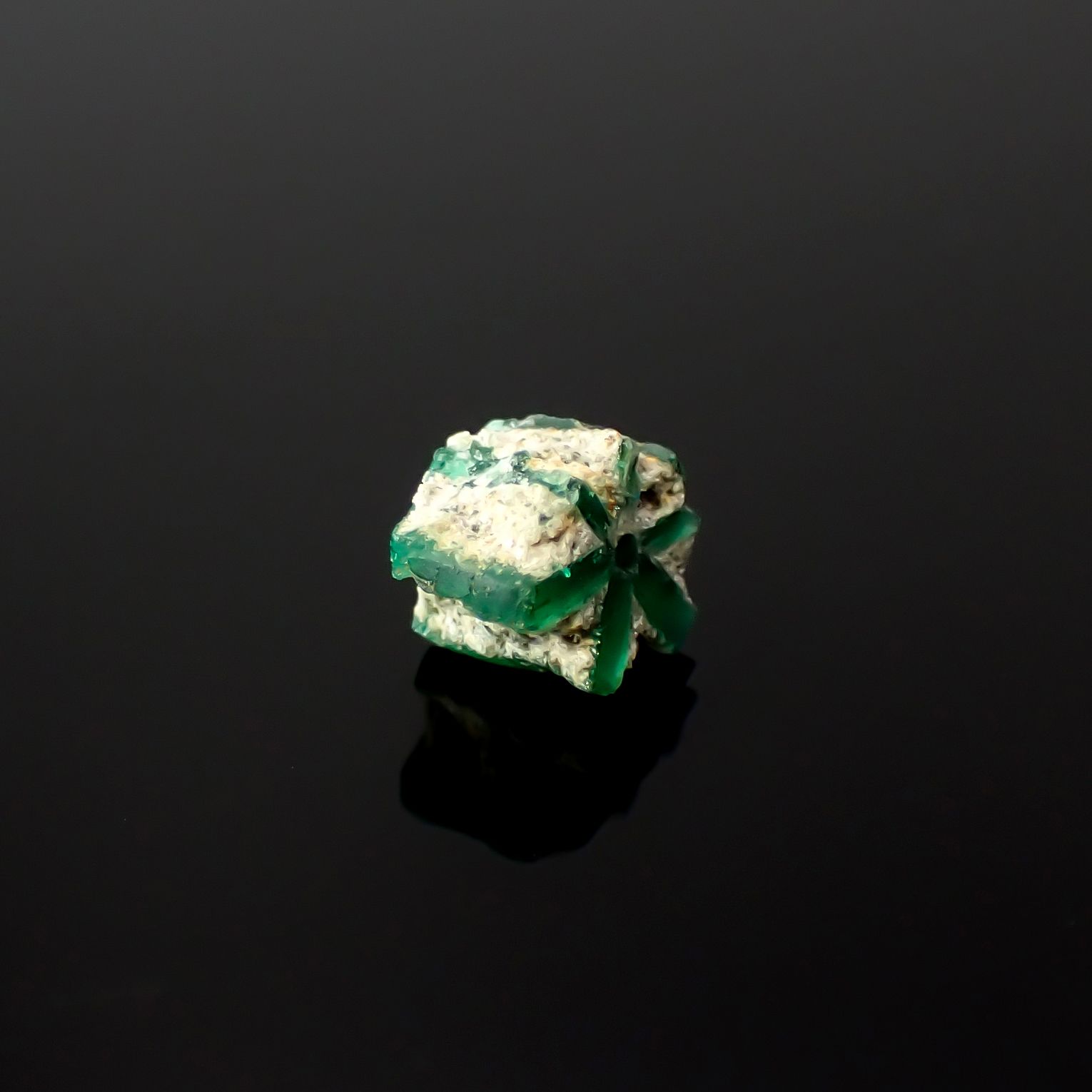 逆トラピッチェエメラルド 原石 コロンビア産 0.35ct[240627848]3.5x3.4mm前後