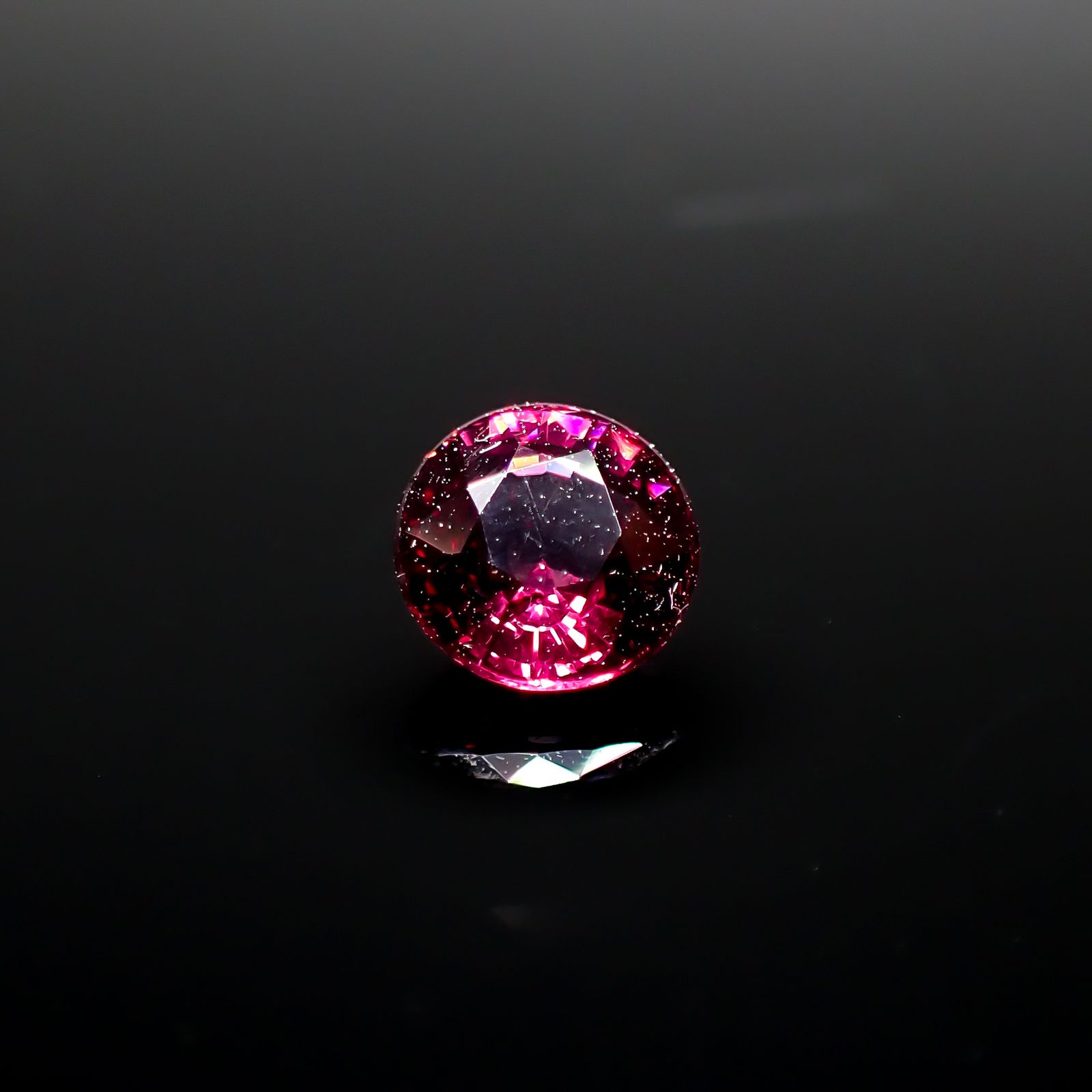 ロードライトガーネット(宝石名ガーネット)ブラジル産 0.99ct 識別済[240928702]5.8x5.8mm前後