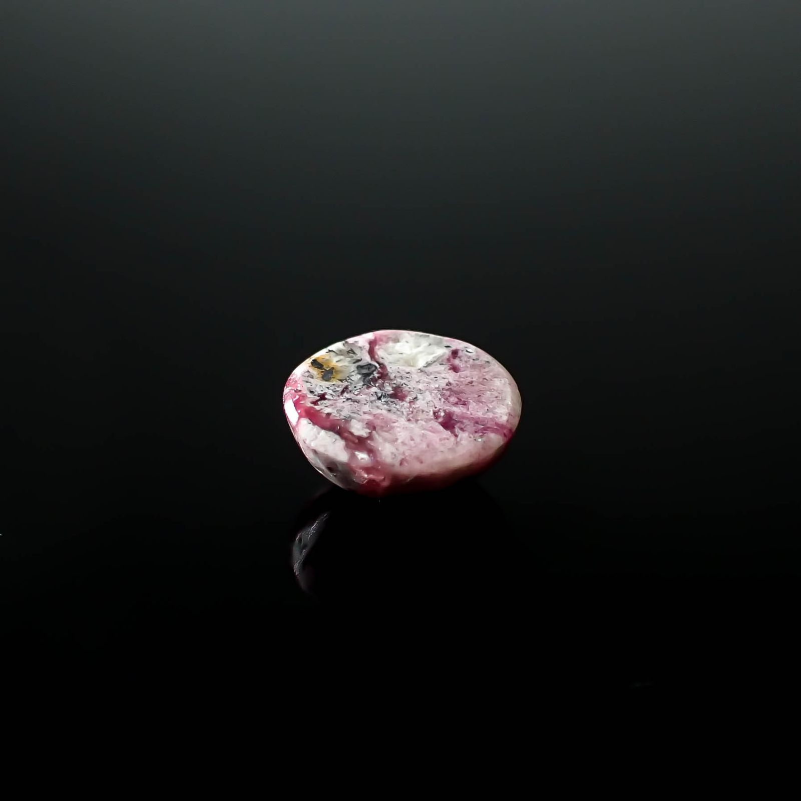 レッドベリル/ピンクベリル(母岩付き) アメリカ・ユタ州産 2.25ct [250730899]9.1x9.1mm前後
